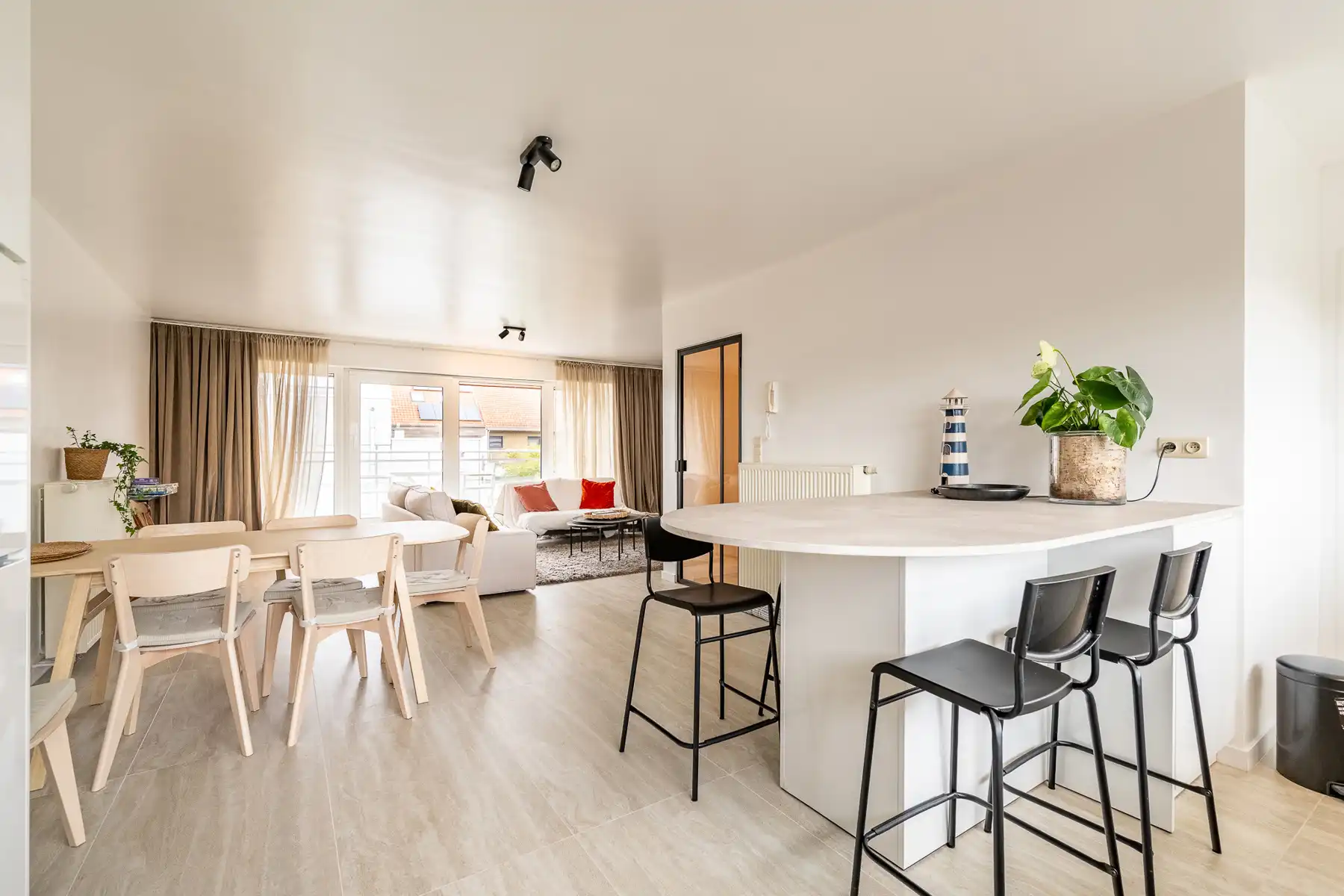 Rustig gelegen, gemeubelde bel-etage woning met garage  foto 11