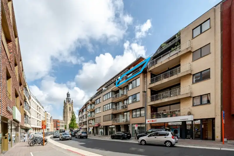 Roeselare-centrum. Lichtrijk 2-slaapkamerappartement in hartje Roeselare met vooraan en achteraan prachtige terrassen. Overal dichtbij en op 4 hoog gelegen ! foto 2