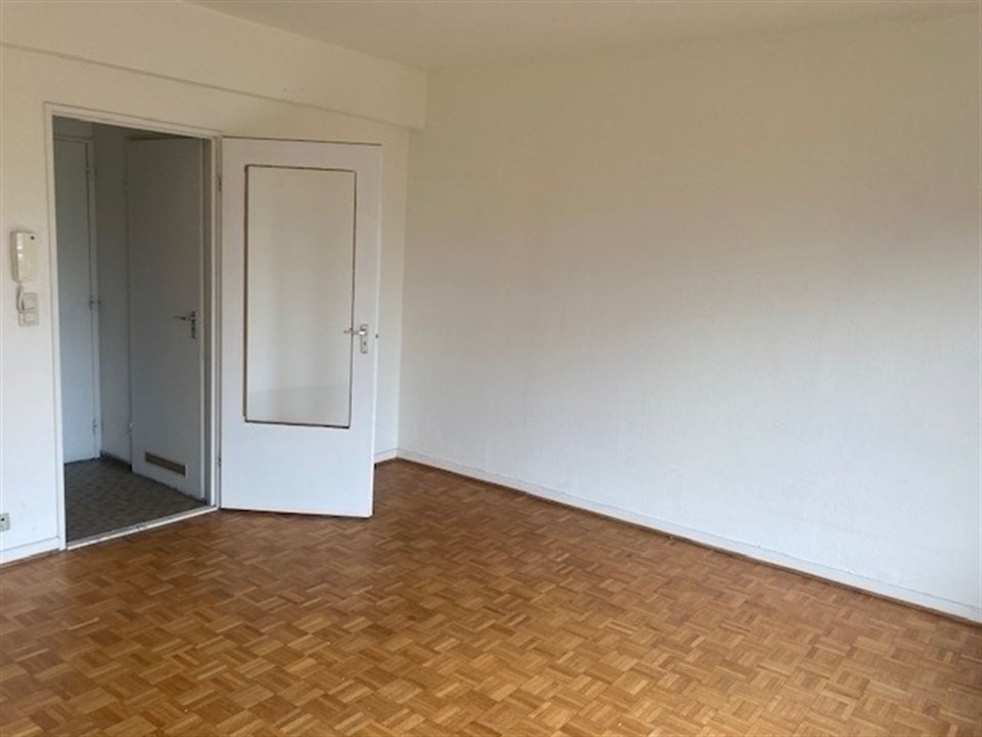 Ongemeubeld mooie Studio met zicht op Maria-Louizasquare foto 3