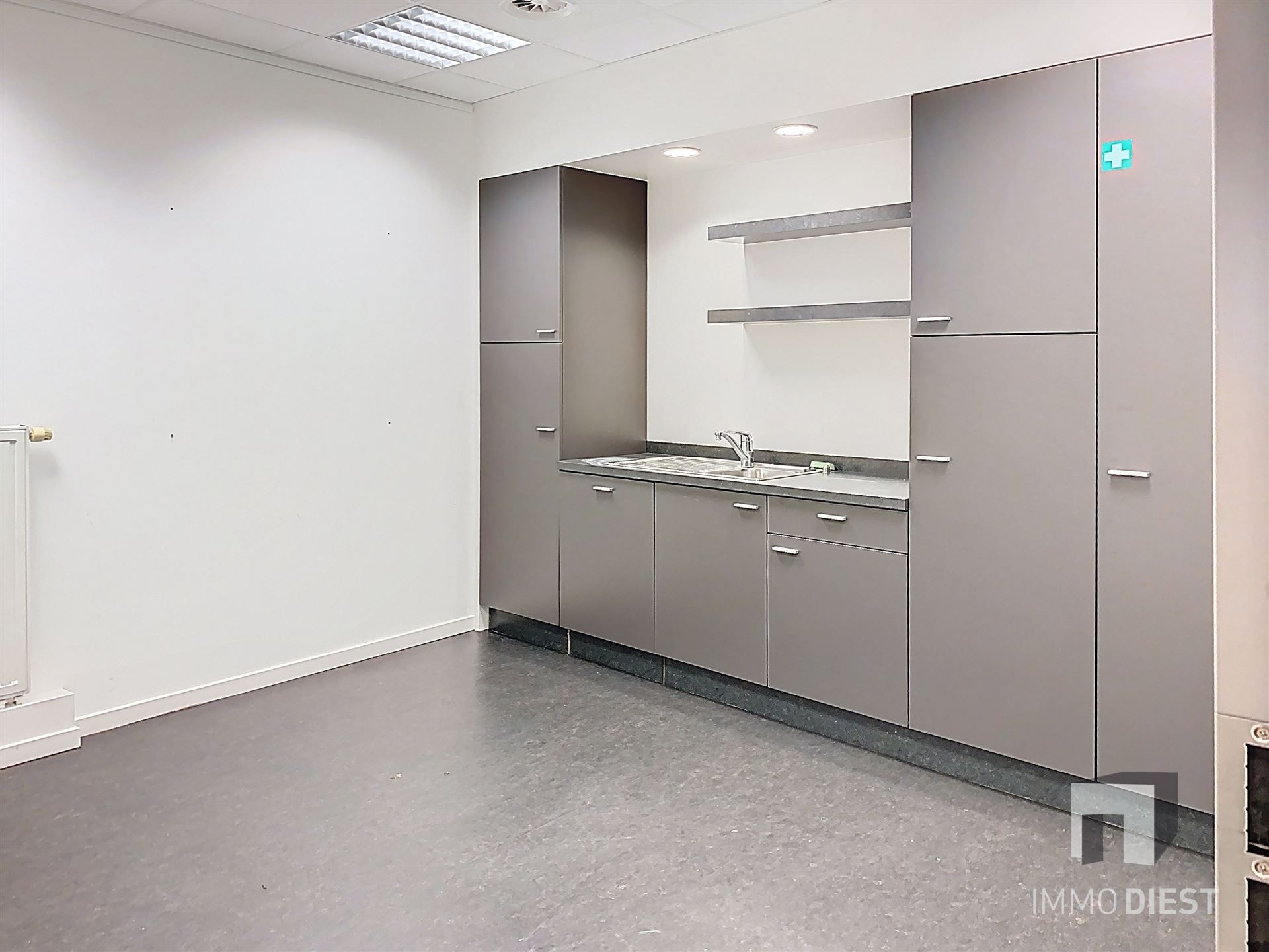 Ruim handelsgelijkvloers op Markt te Diest foto 8