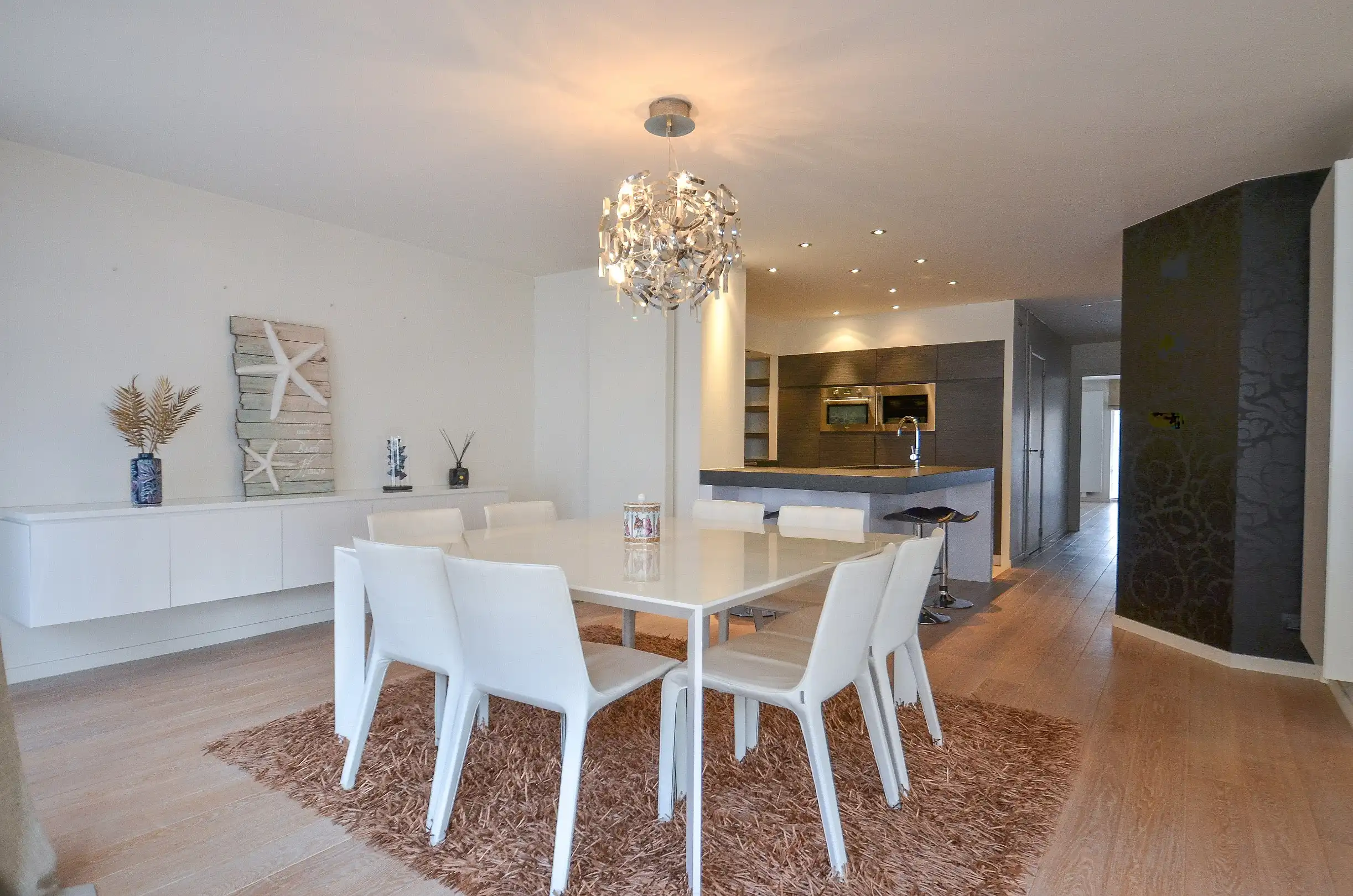 Topaanbieding – Uitzonderlijk ruim appartement in stijlvolle residentie. foto 2