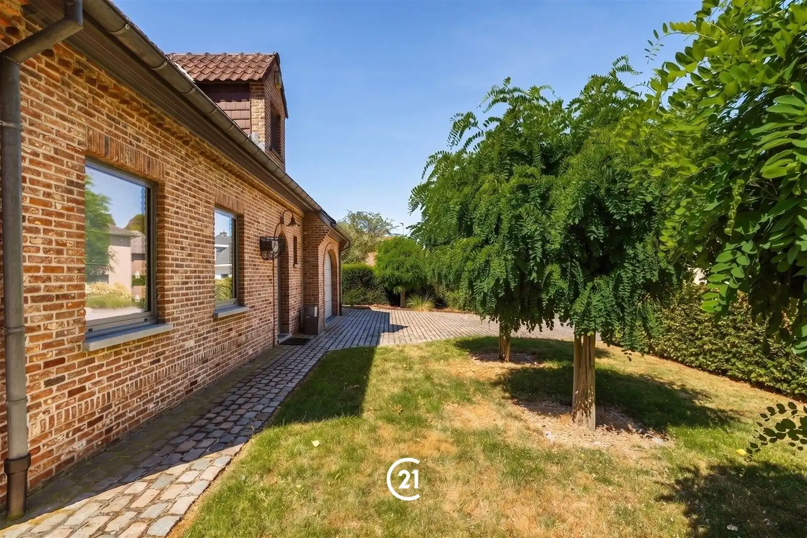 Gemeubelde en instapklare villa met tuin op toplocatie foto 28