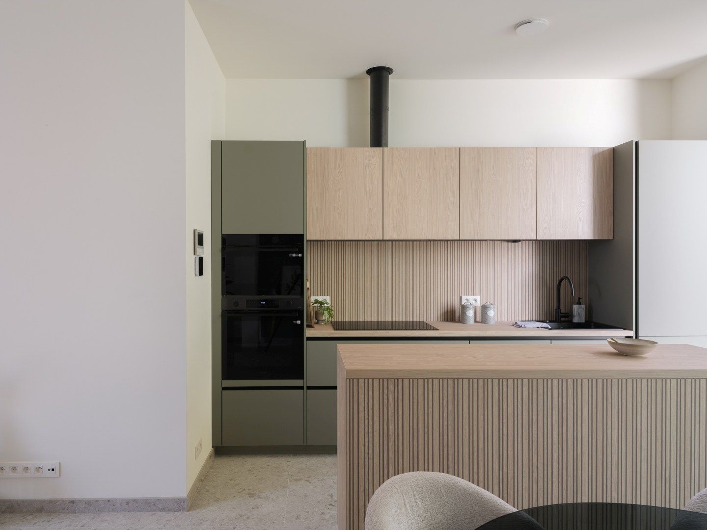 Luxueus gerenoveerde rijwoning met stijlvolle groene patio in Gentbrugge foto 8
