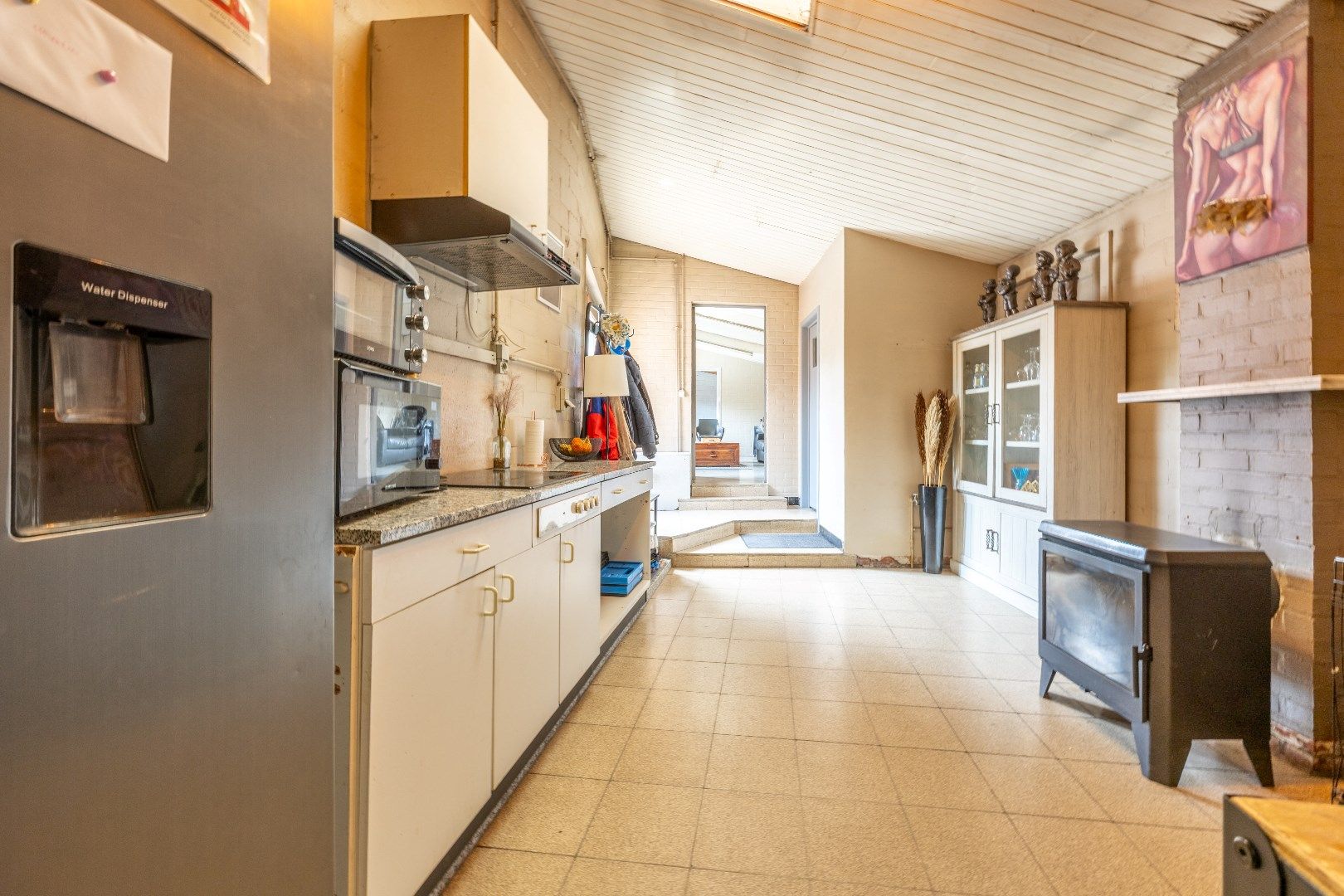 Verder op te knappen woning op 1.218 m² grond foto 17