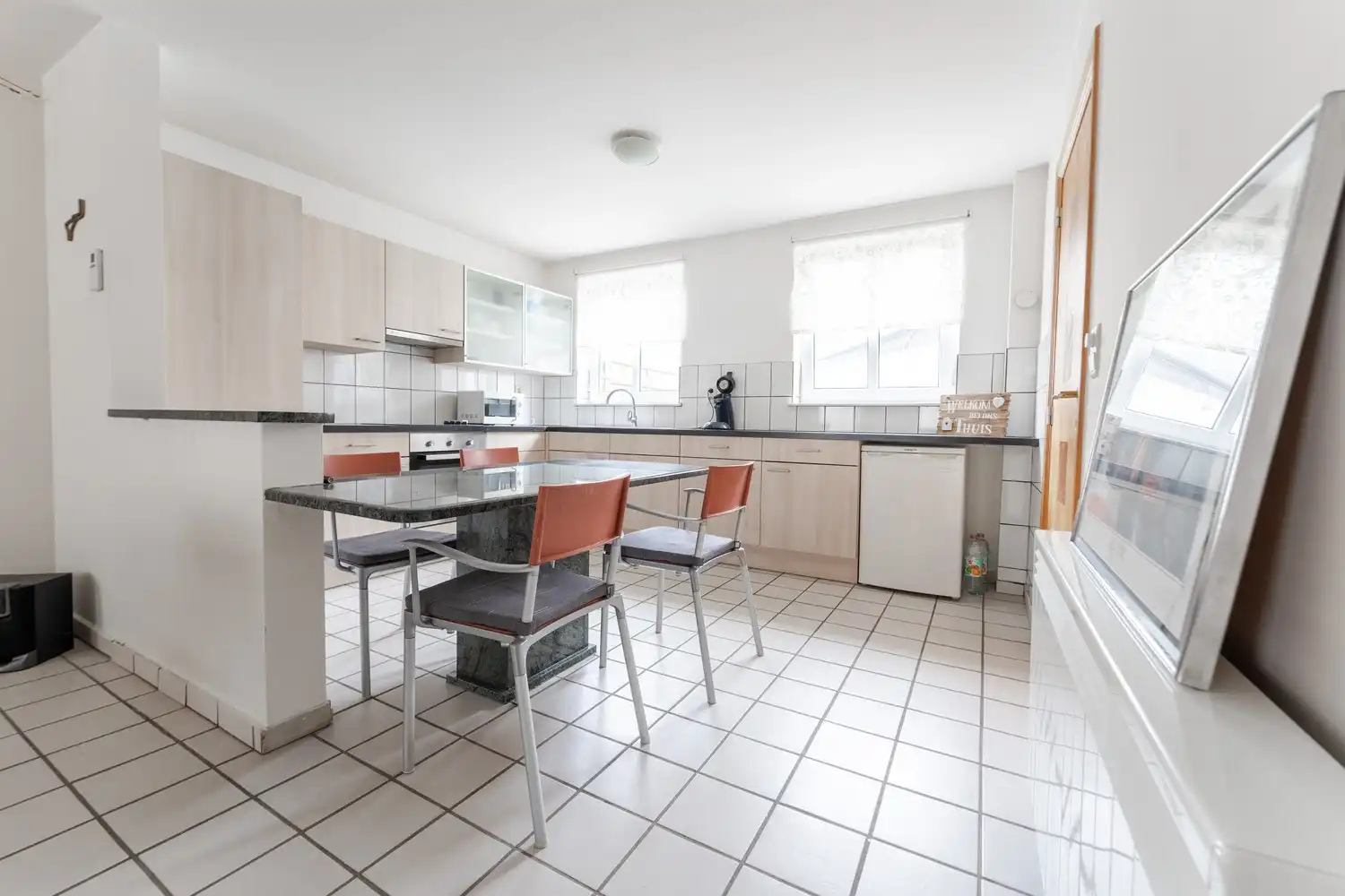 Ruim gelijkvloers appartement met 2 slaapkamers en garagebox nabij het centrum van Bree. foto 4