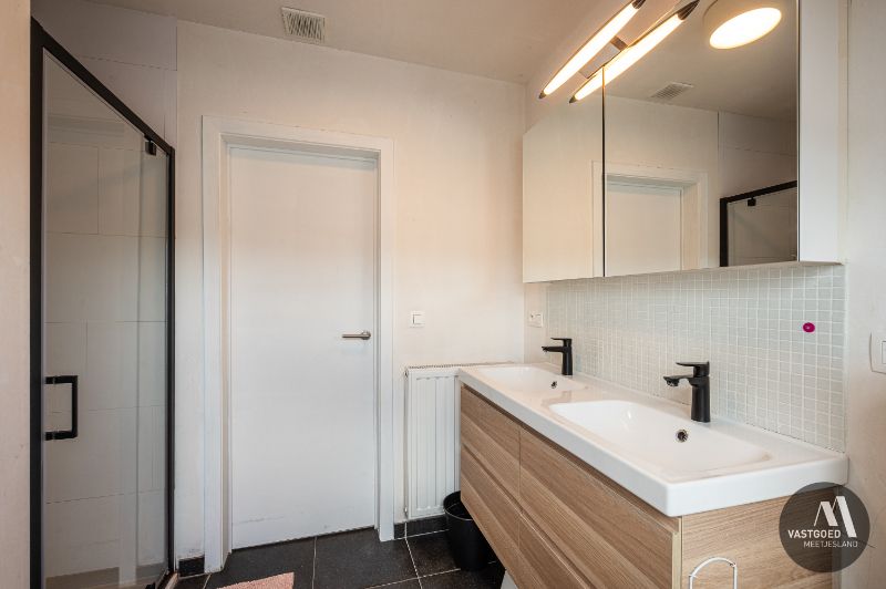 Recente energiezuinige woning met grote tuin foto 15