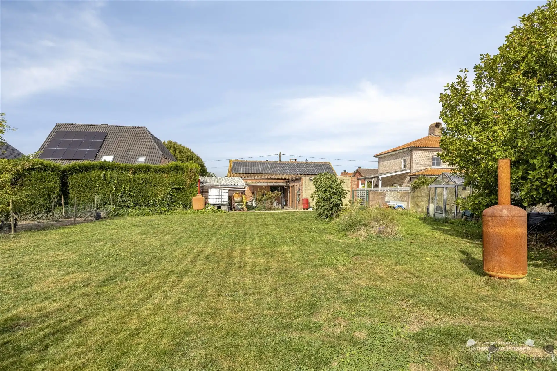 Rustig gelegen bungalow met grote tuin foto 19