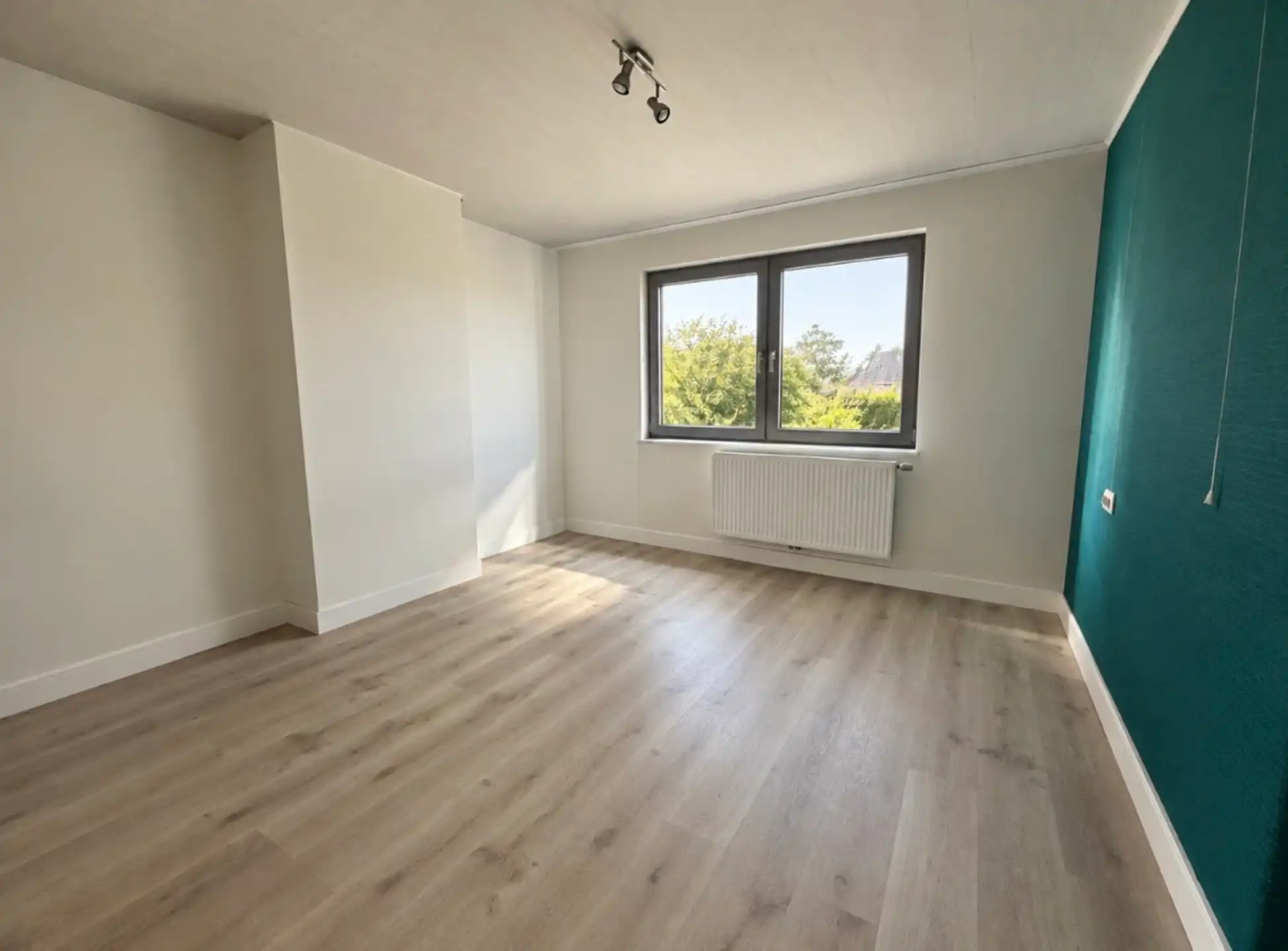 RUIME WONING MET 3 SLPK EN ZONNIGE TUIN. foto 15
