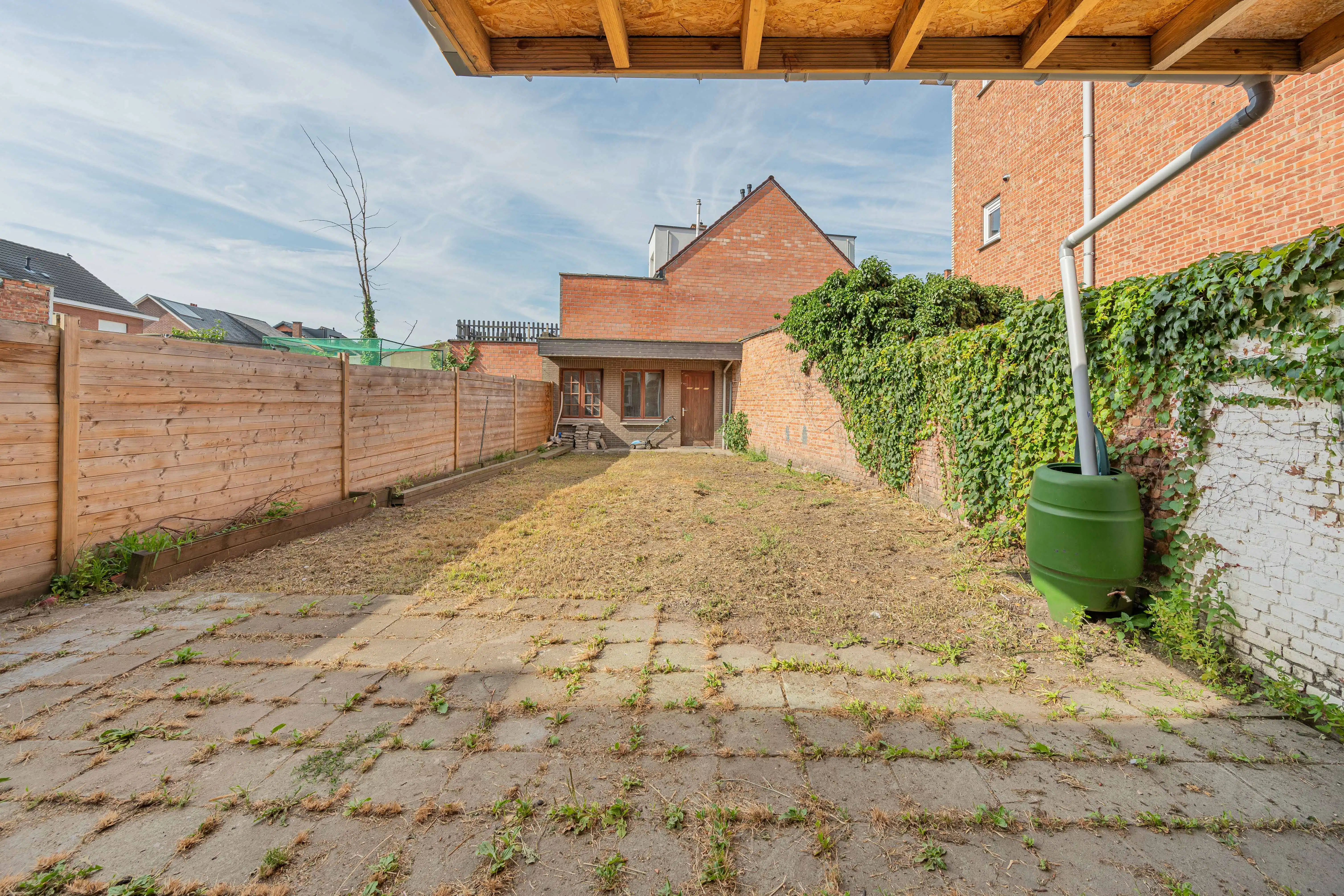 Ruime te renoveren gezinswoning met garage. foto 21