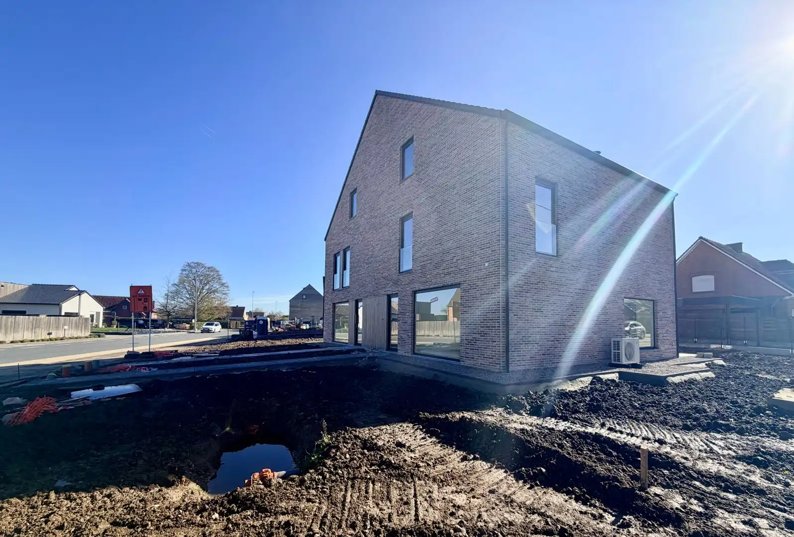 Uitzonderlijk ruime halfopen woning! foto 5