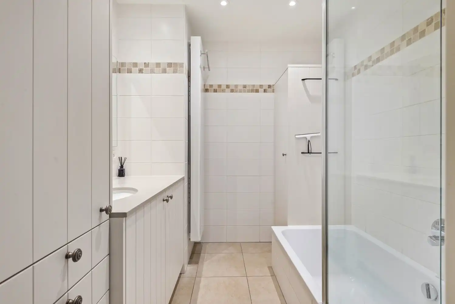 Instapklaar, recent gelijkvloers appartement met 2 slpks en tuin in Borsbeek! foto 12