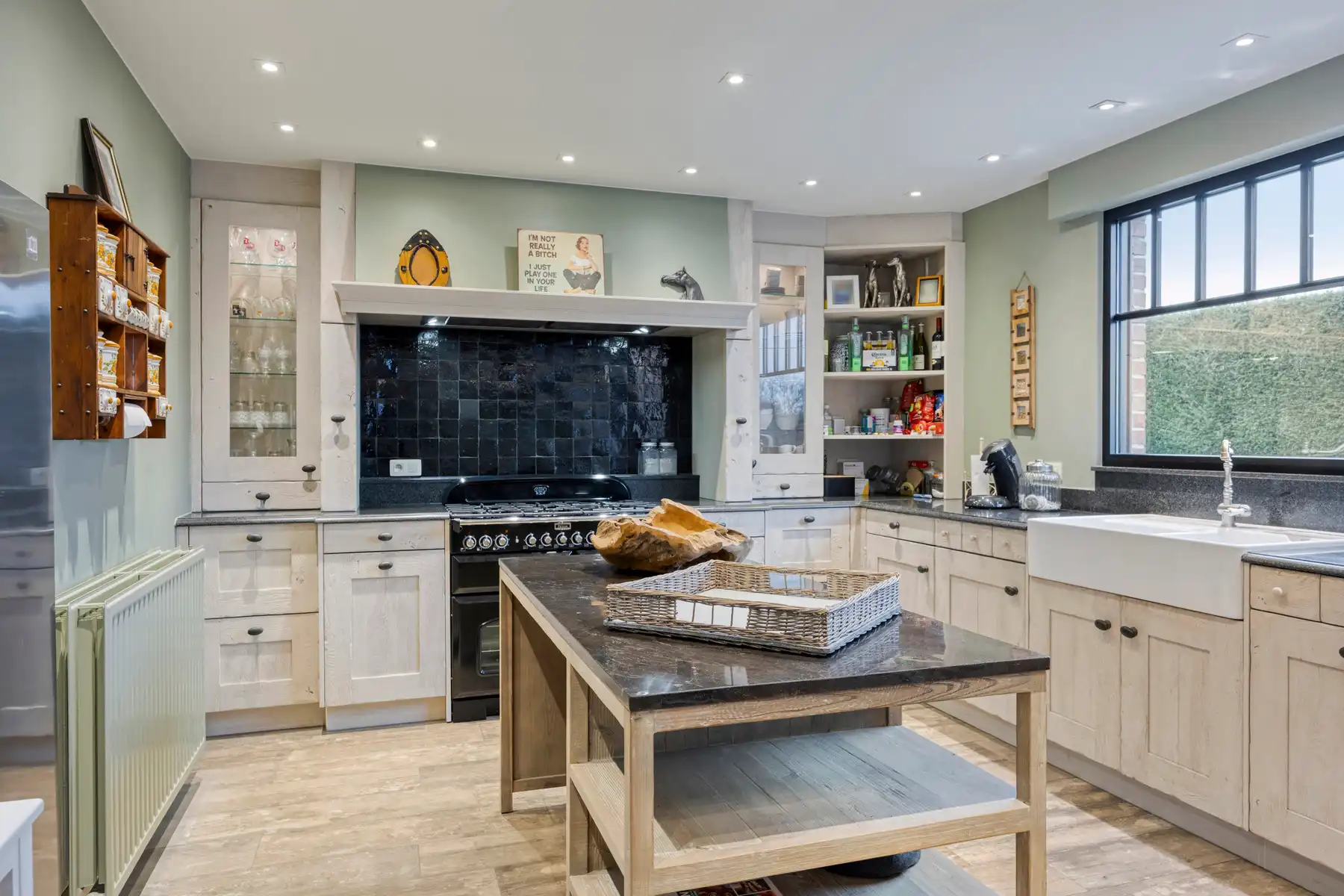 Landelijk pand met loodsen op meer dan 1 hectare grond foto 7