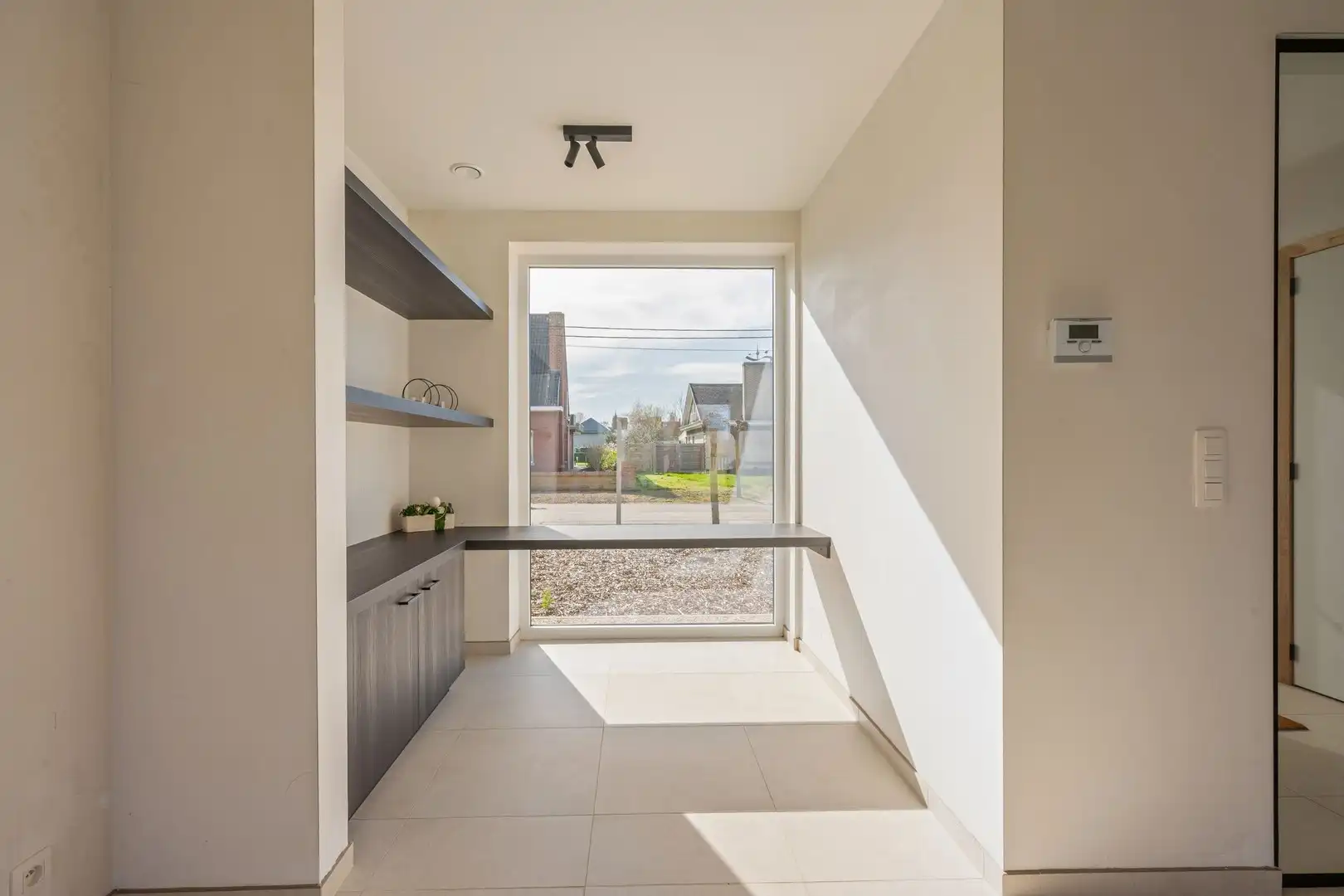 Kwalitatief afgewerkte lichtrijke en ruime nieuwbouw woning met grote tuin en 3 volwaardige slaapkamers en grote zolderruimte. foto 11