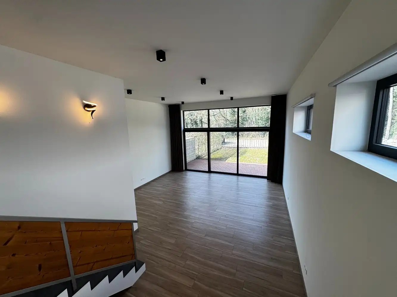 Architecturale woning met unieke split-level leefruimte in het groene Wiemesmeer foto 6