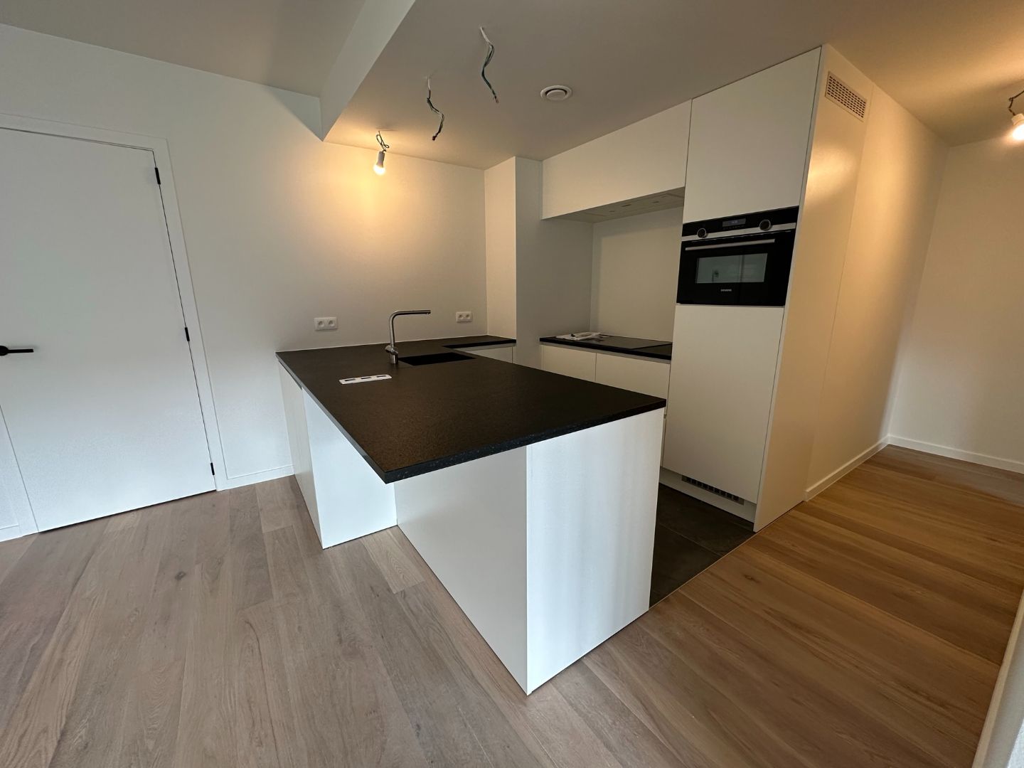 Modern appartement met uitzicht op een sfeervolle binnentuin foto 4