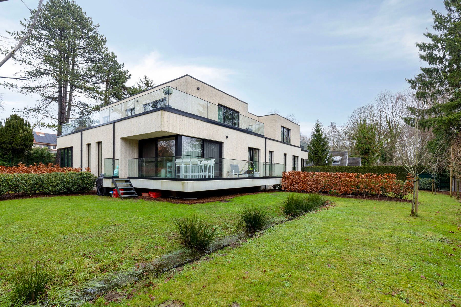 Stijlvol gelijkvloers appartement met tuin op topligging foto {{pictureIndex}}