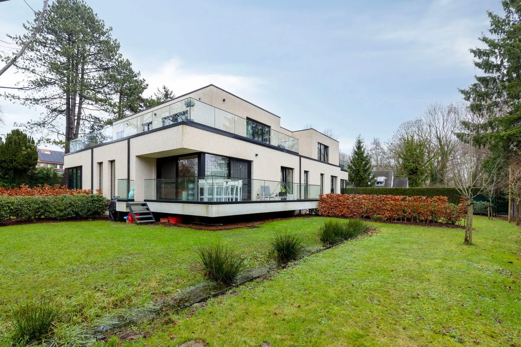 Stijlvol gelijkvloers appartement met tuin op topligging foto {{pictureIndex}}