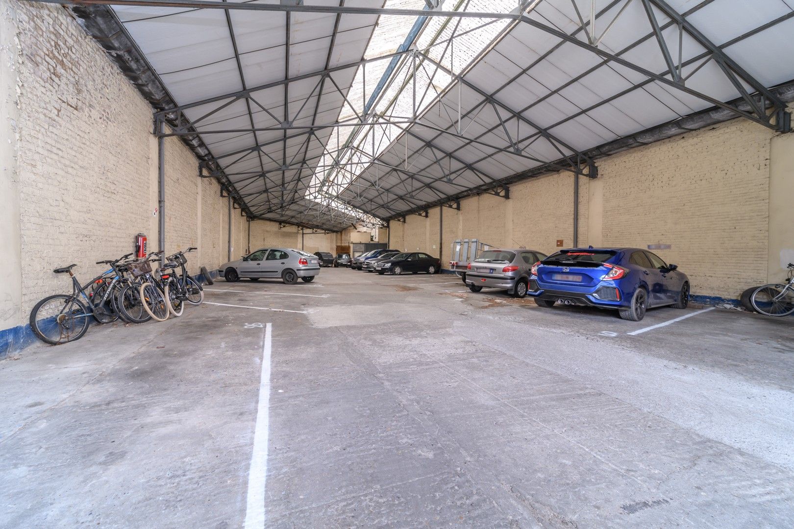 Zeer ruim magazijn op toplocatie te Aalst foto {{pictureIndex}}