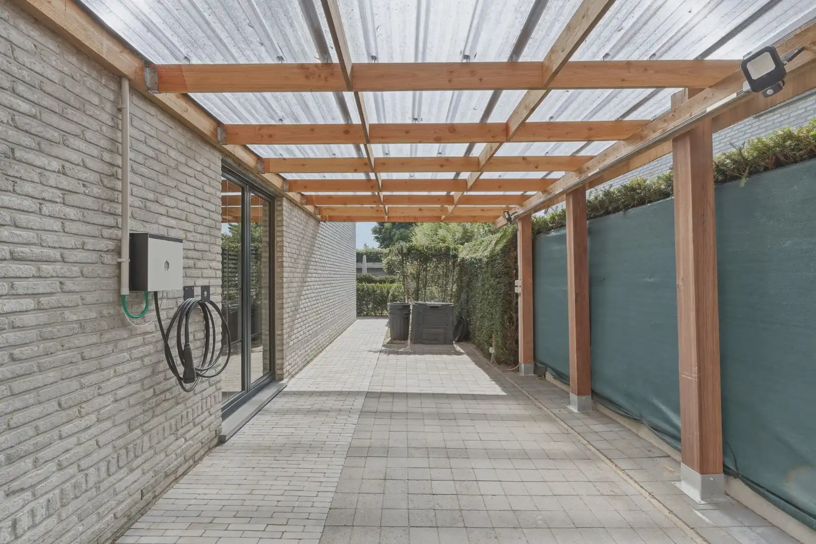 Moderne halfopen bebouwing met zonnige tuin en hoogwaardige afwerking foto 28