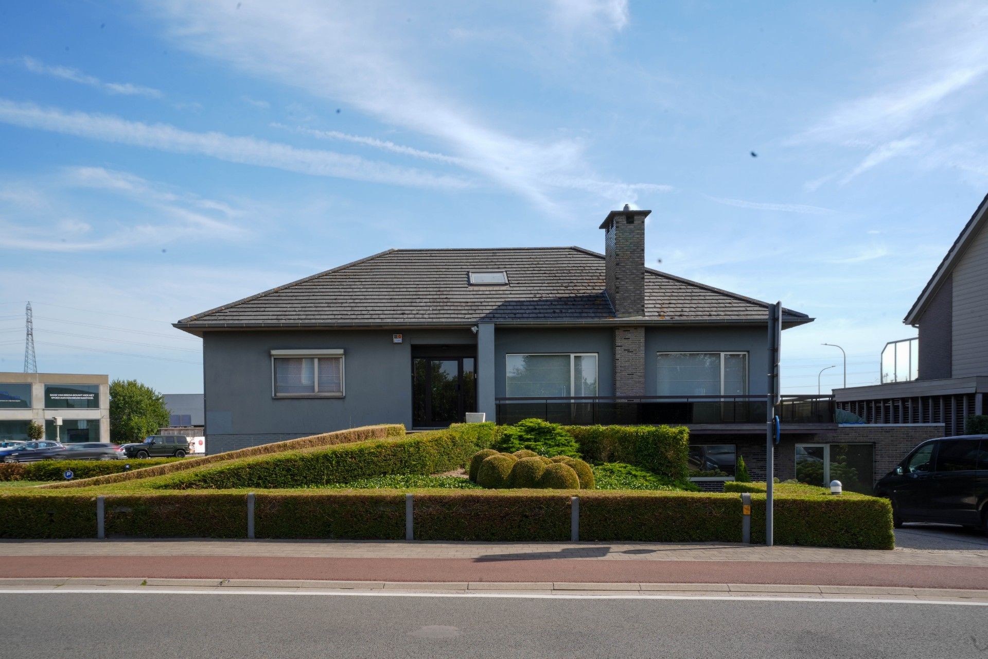 Handelspand met woning op uitzonderlijke locatie. foto {{pictureIndex}}