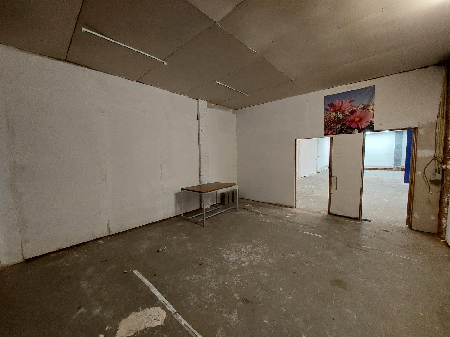 Magazijn van 250m² met bureautje foto 4