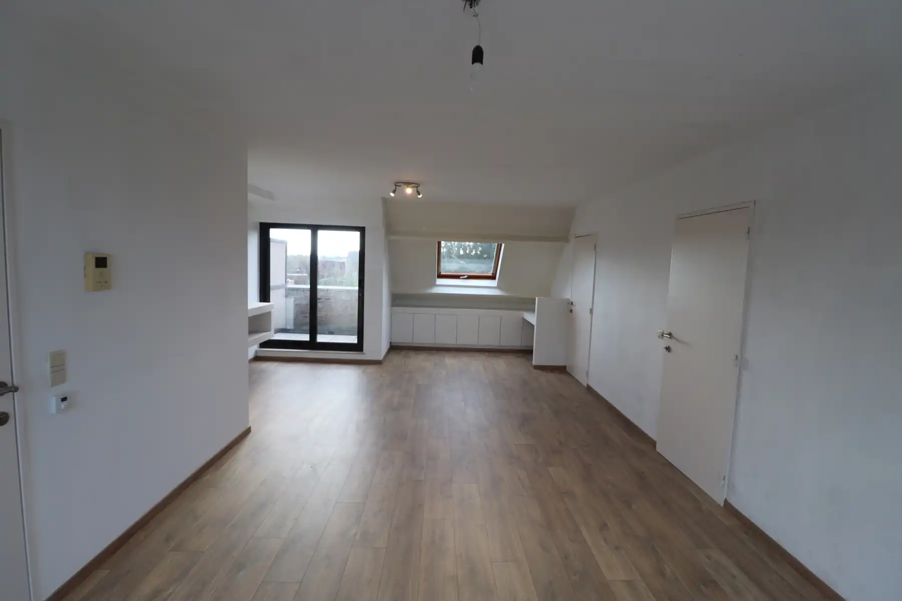 Recent gerenoveerd dakappartement met balkon, terras en garage. foto 2