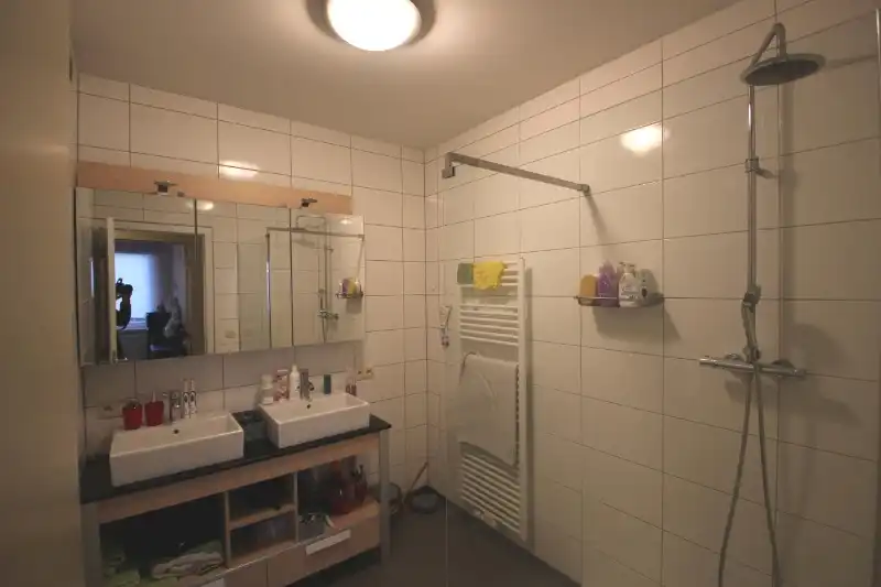 GELIJKVLOERS APPARTEMENT MET TUIN EN GARAGE foto 7