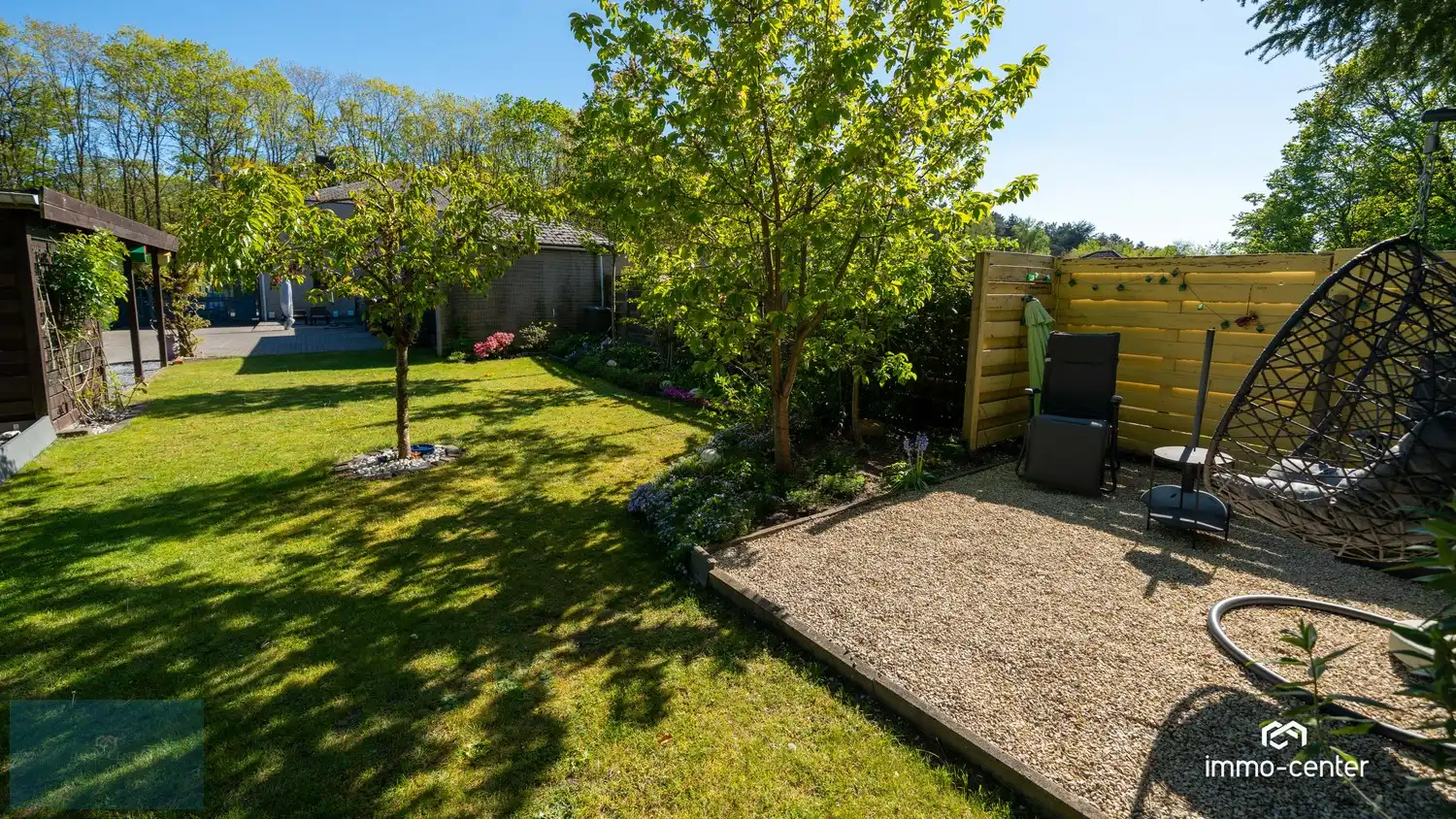 Instapklaar 2-slaapkamer appartement met zolder, 2 garages, carport en prachtige tuin foto 4