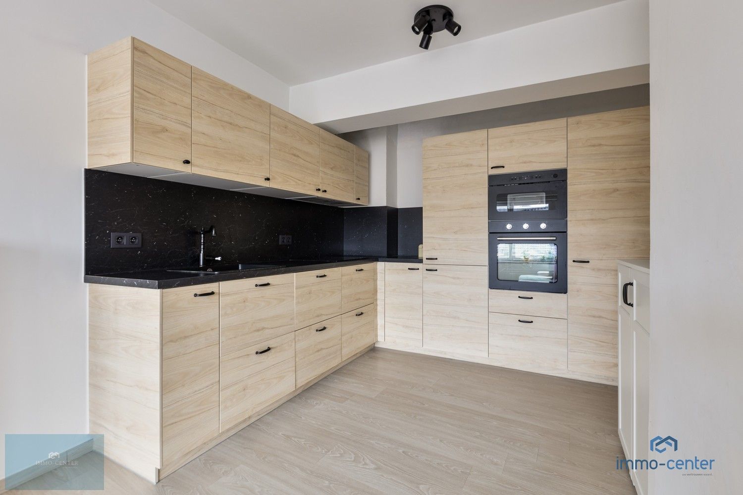 Instapklaar 2-slaapkamer appartement met vernieuwde keuken en badkamer in het hart van Genk foto 7