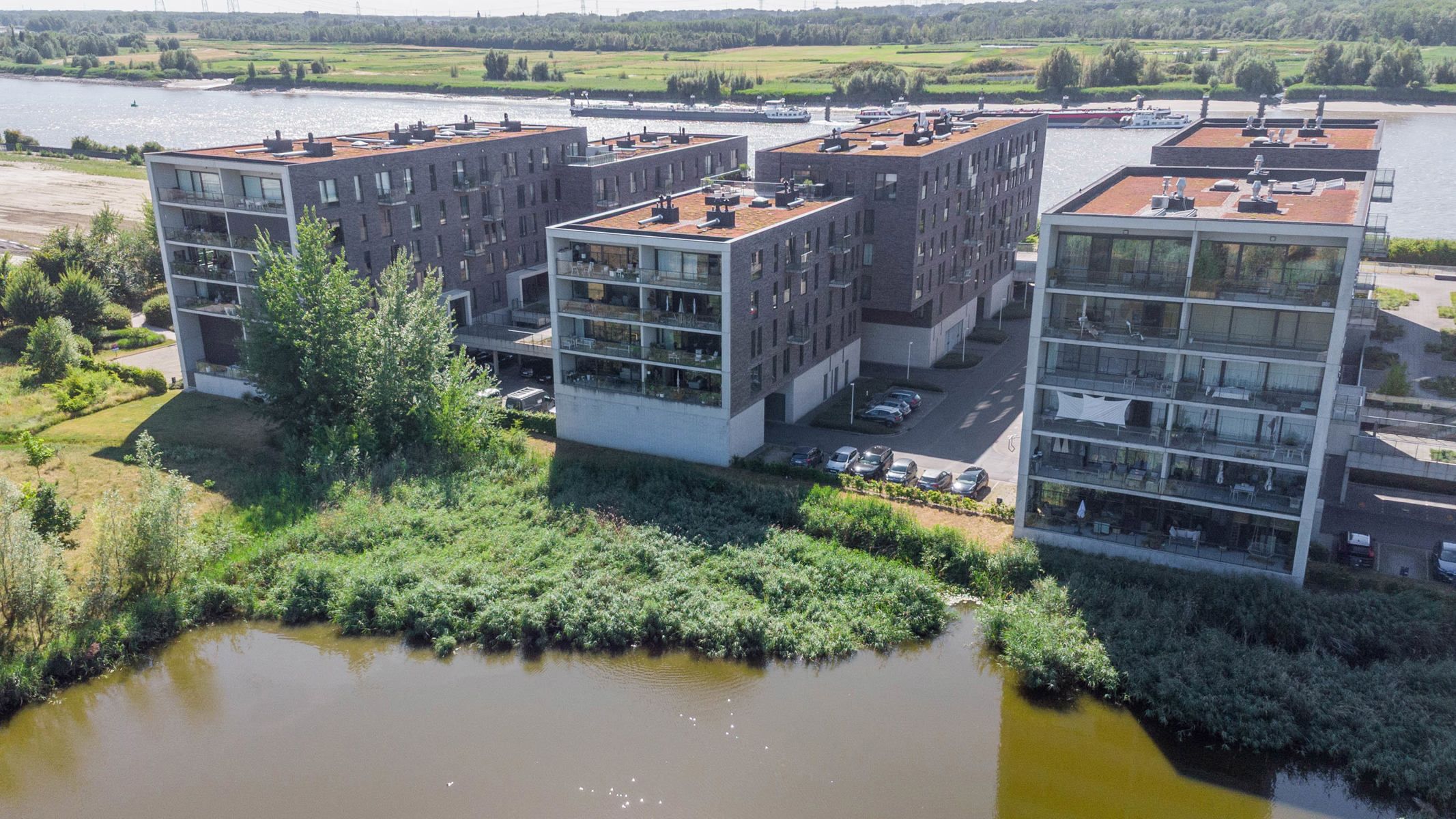 Overdekte autostaanplaats Hemixveer. foto {{pictureIndex}}