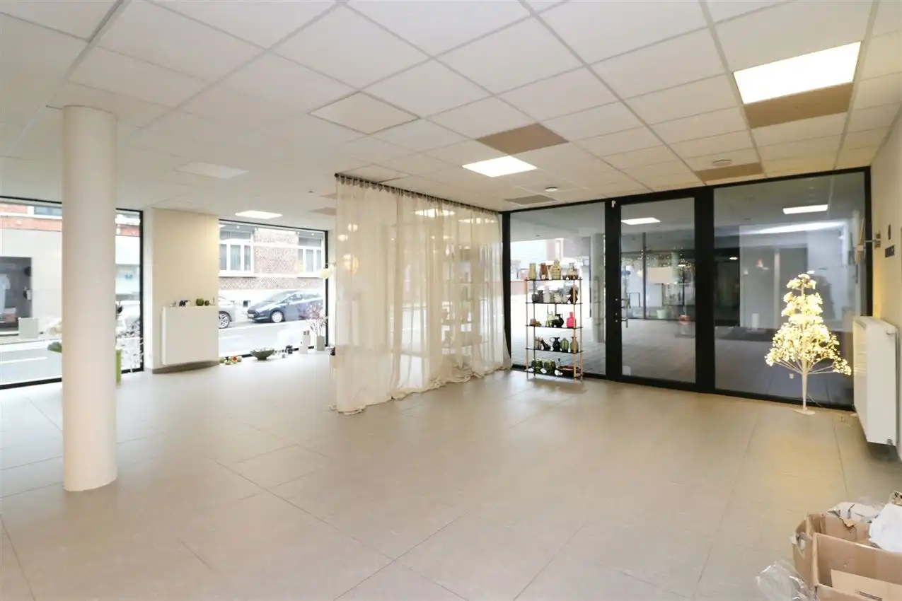 handelszaak met grote zichtbaarheid te midden van centrum foto 6