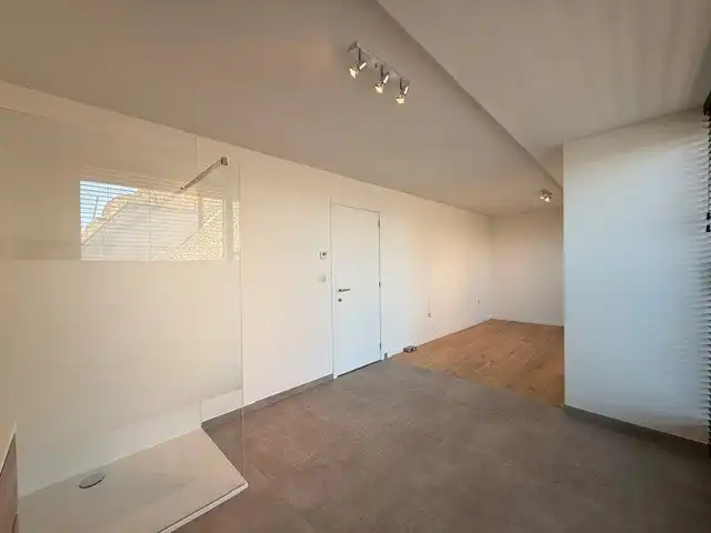 Luxe duplexappartement te huur in het hart van Maaseik, met lift, 2 slaapkamers en 2 terrassen.  foto 17