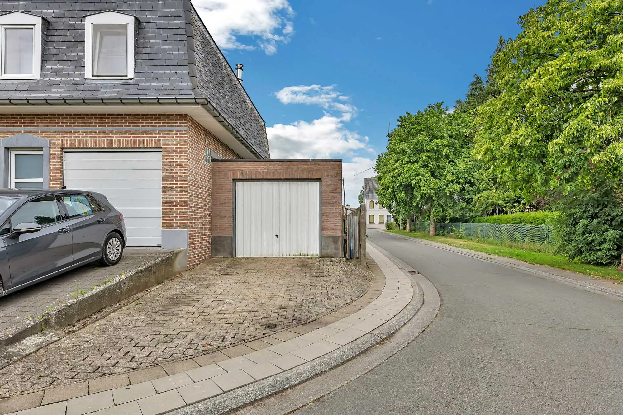 Instapklare hoekwoning met garage foto 2