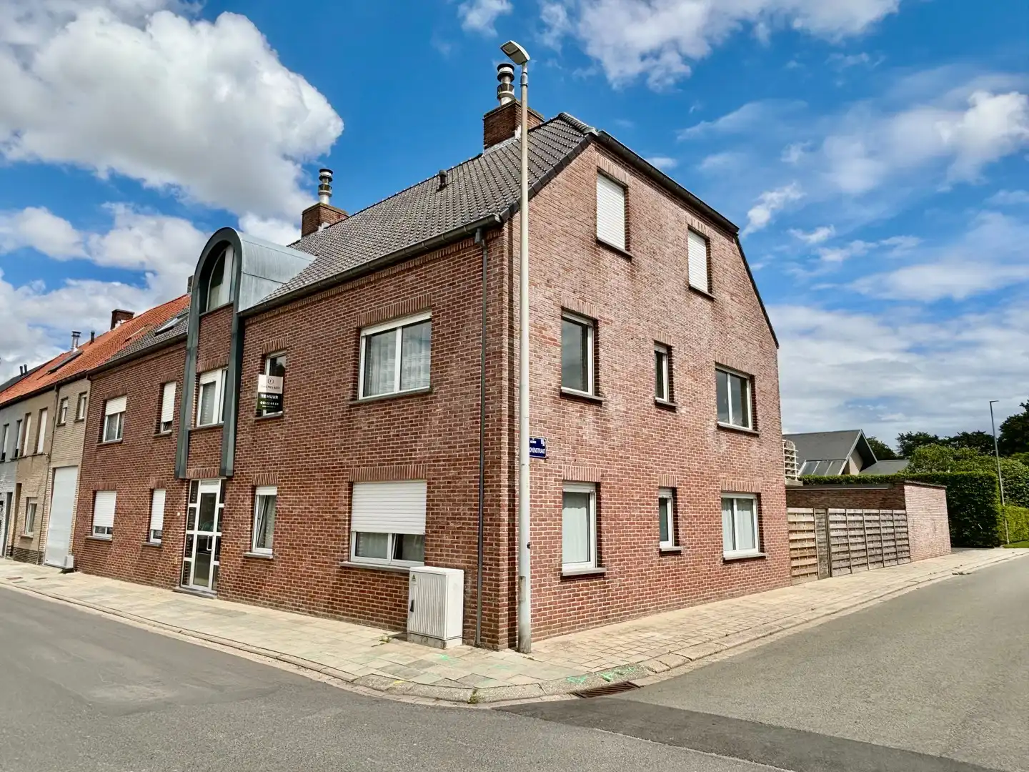 Lichtrijk hoekappartement met 2 slaapkamers, terras en garage te huur in Izegem foto {{pictureIndex}}
