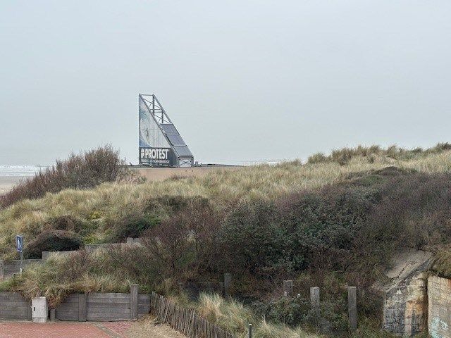 Gemeubelde studio met lateraal zee- en duinenzicht foto 9