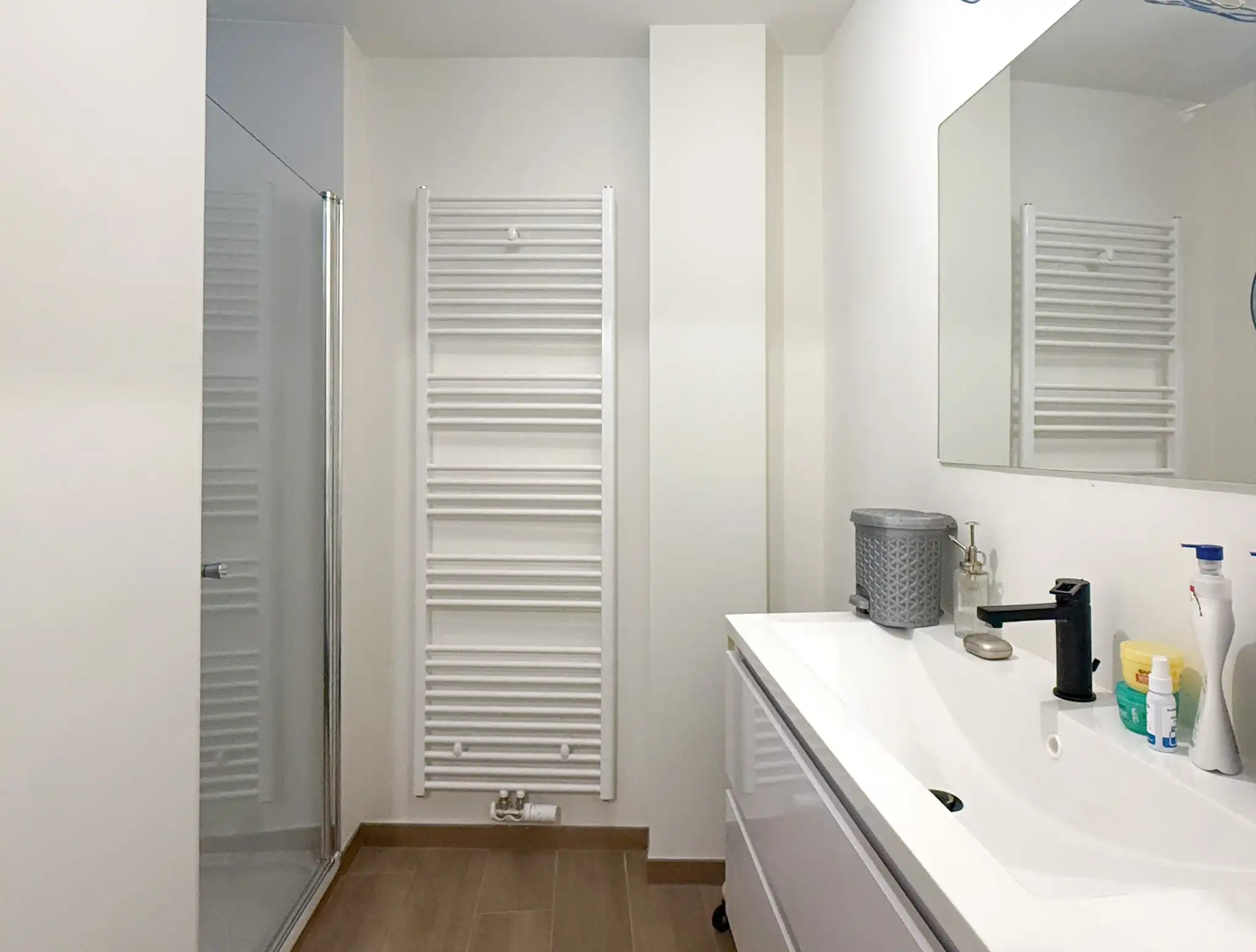 Centraal gelegen appartement met twee slaapkamers, terras en autostaanplaats foto 8