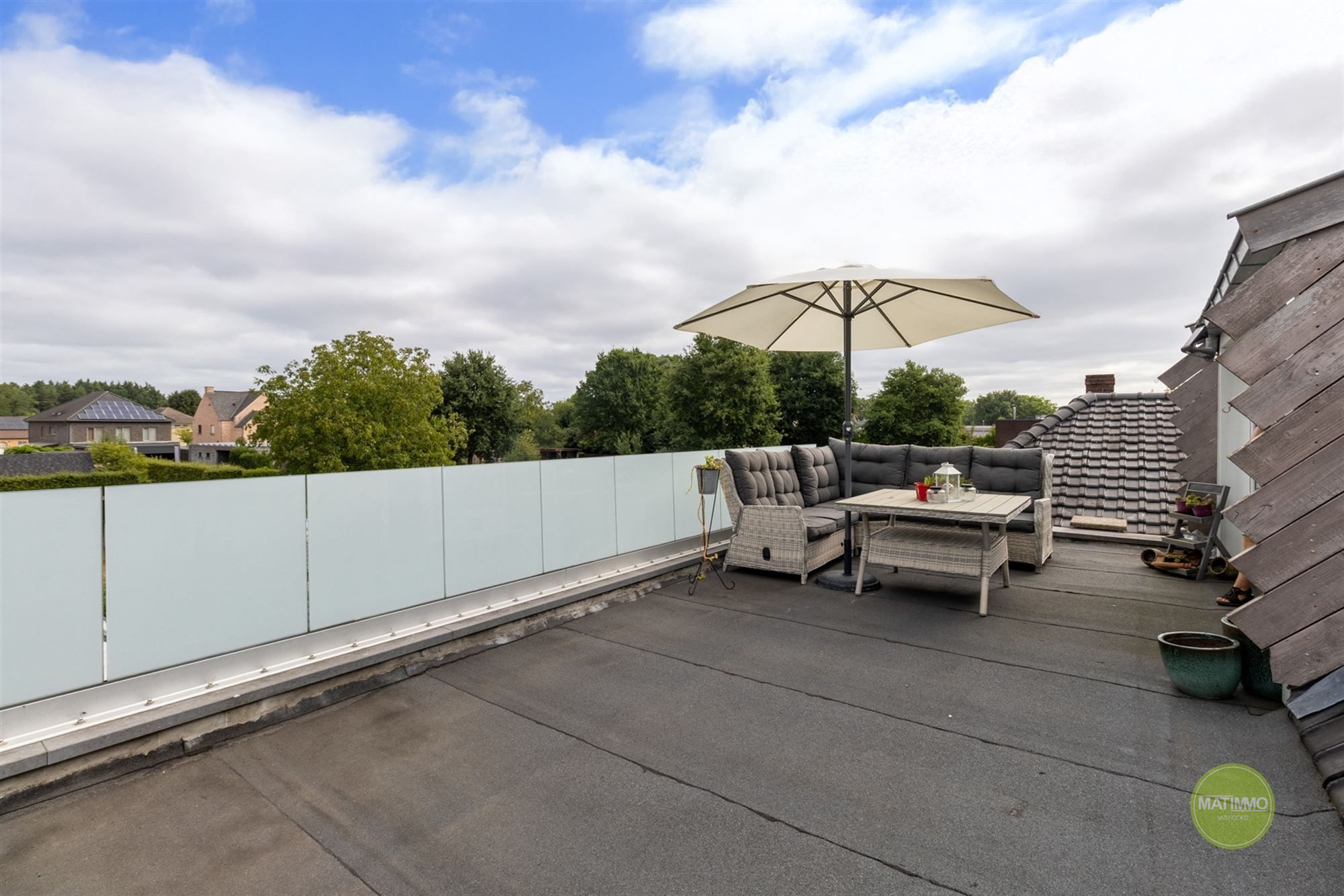 Instapklaar en ruim duplex appartement in Ezaart foto {{pictureIndex}}