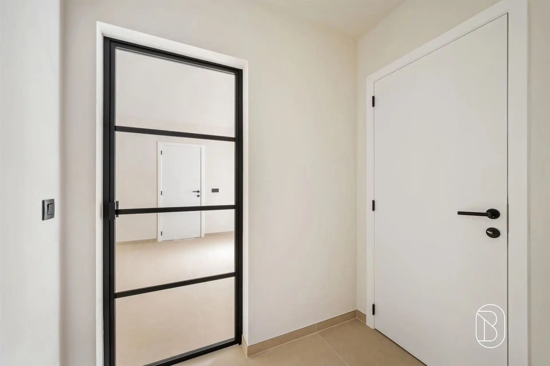 Instapklaar tweeslaapkamerappartement in hartje van Rumbeke foto 2