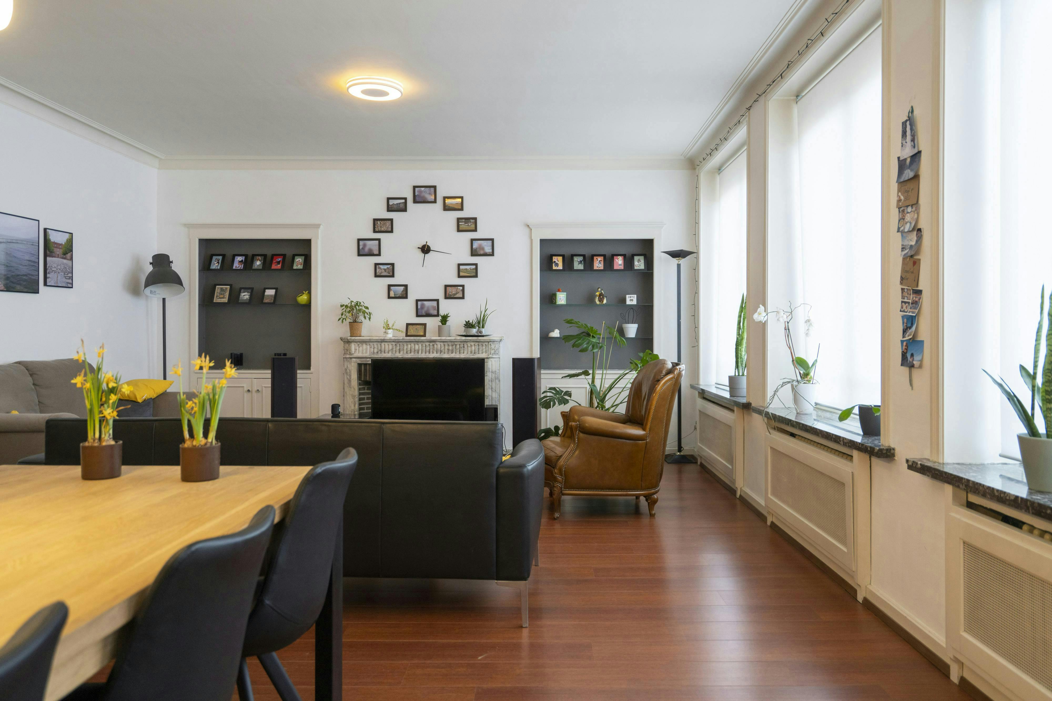 Ruim appartement met 2 slaapkamers in hartje Kortrijk foto {{pictureIndex}}