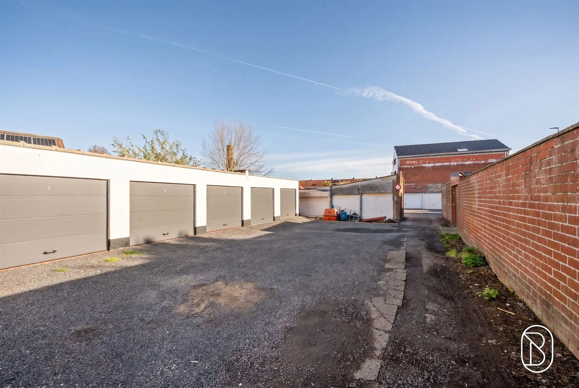 Gerenoveerd appartement met terras en garage in Wevelgem foto 14