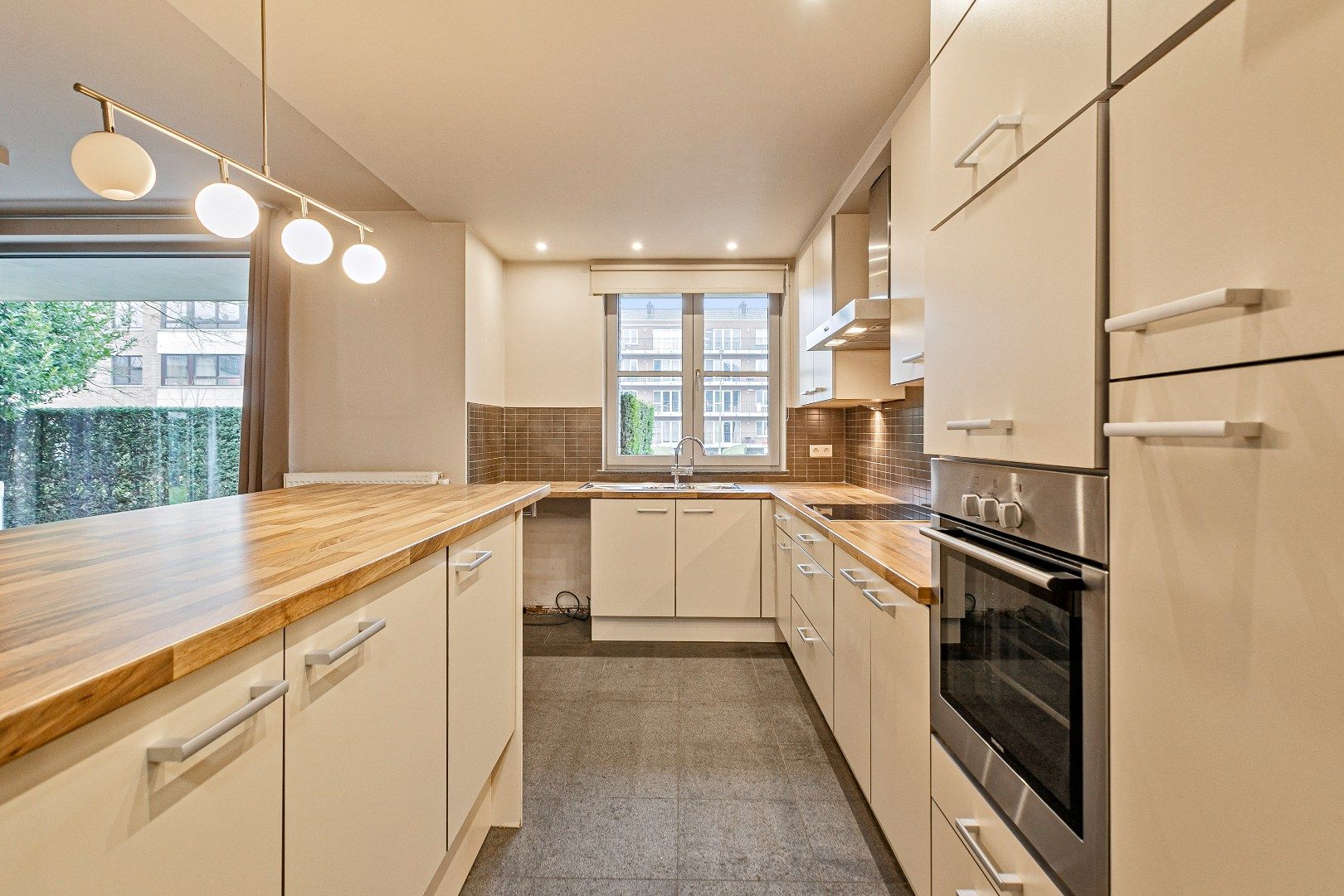 Prachtig gelijkvloers  3 slaapkamer appartement met tuin van 389m2 foto 8