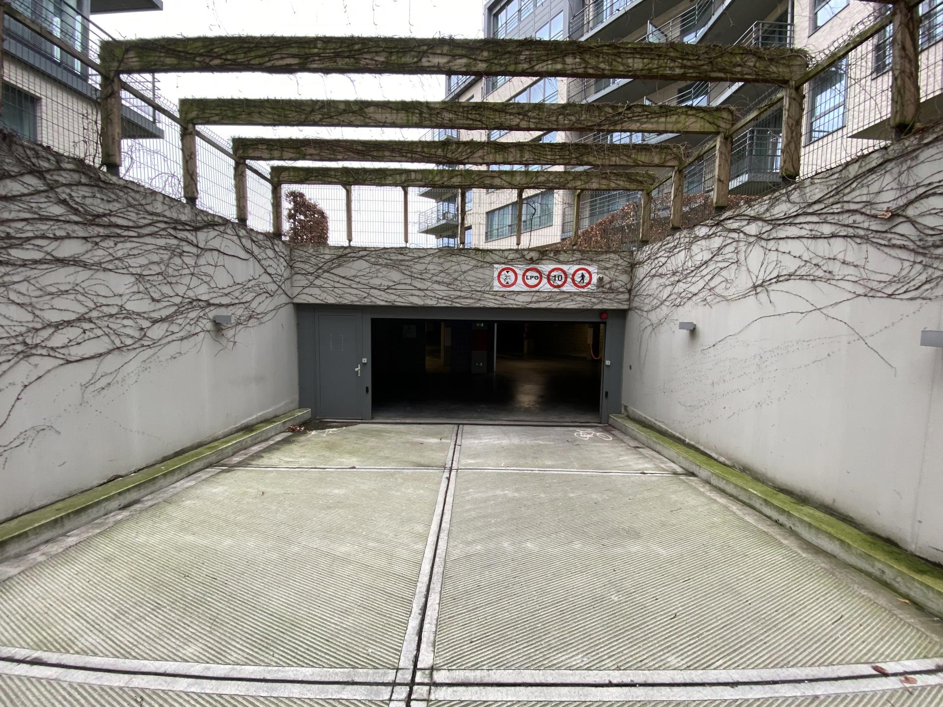 CASALINA REAL ESTATE stelt te huur  - parkeerplaats nr 22 foto 2