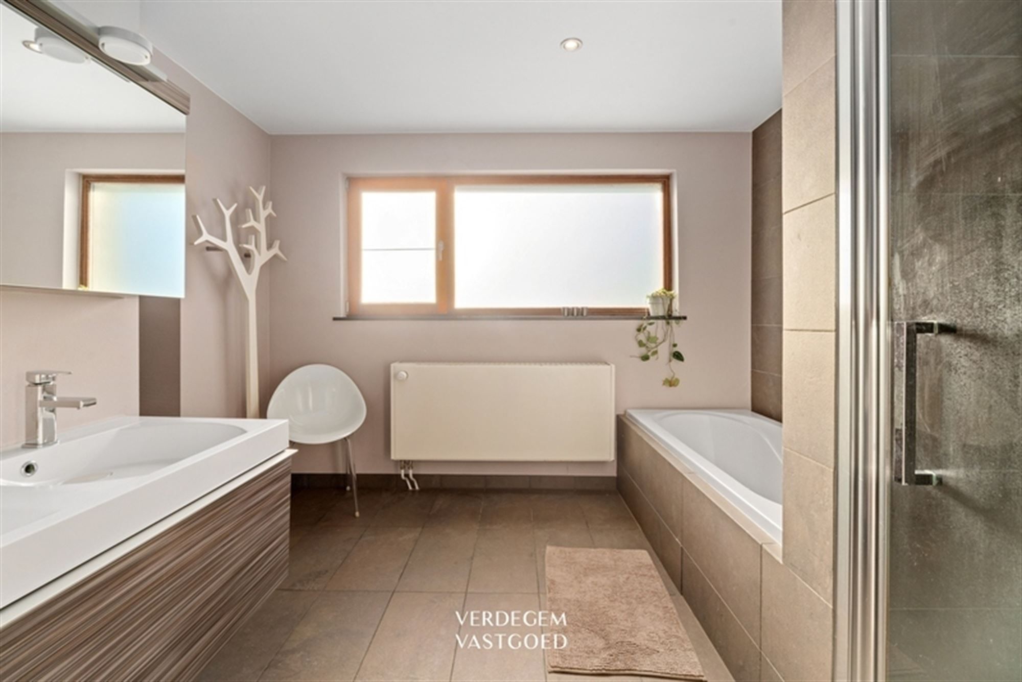 Toffe gezinswoning met 4 slaapkamers en mooie tuin foto 12