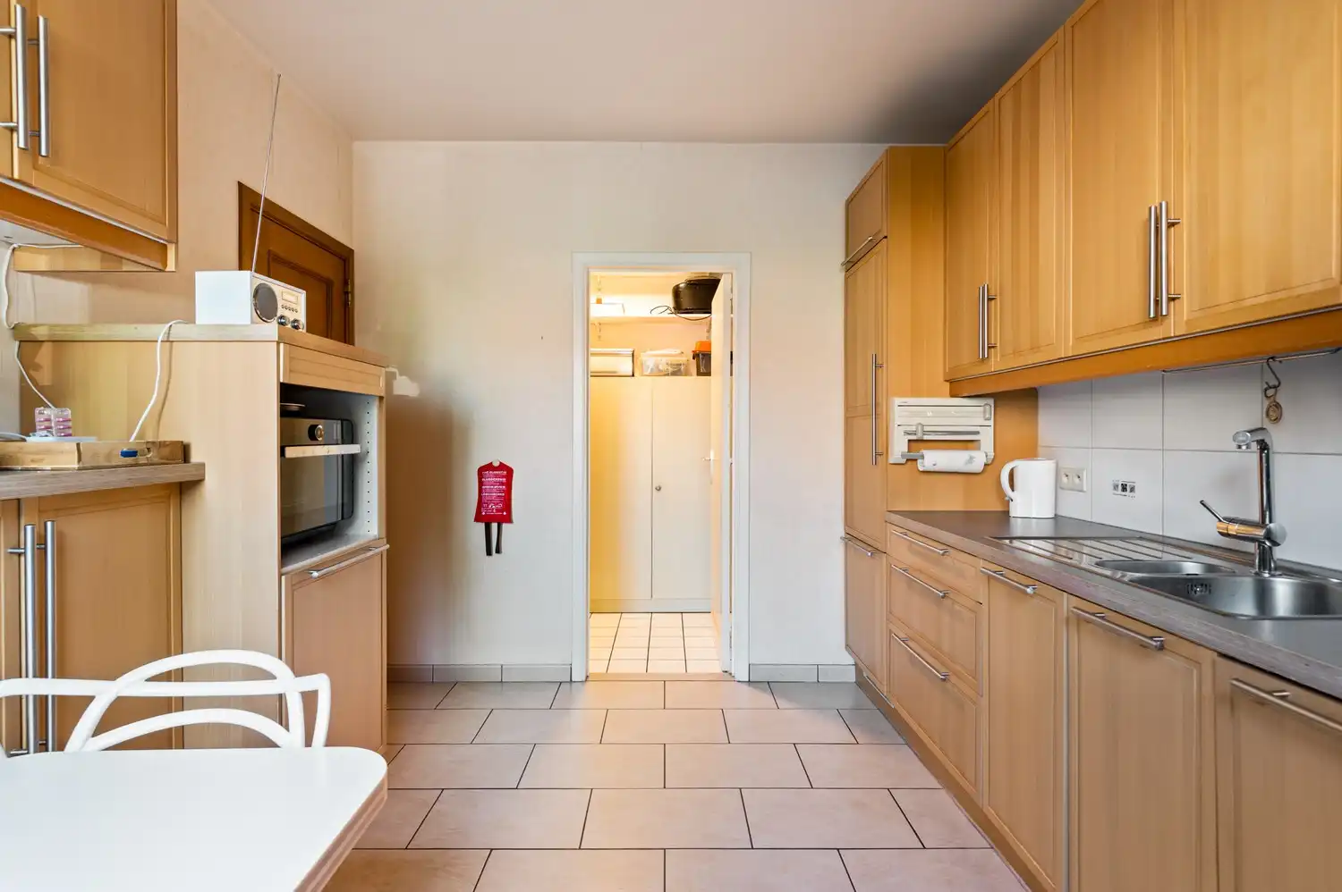 Uniek gelijkvloers appartement met 3 slaapkamers, inpandige garagebox met oprit alsook inpandige staanplaats en tuin in Borsbeek. foto 9