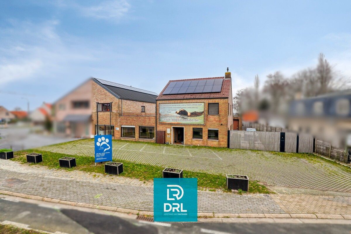 Luxe woning met binnenzwembad en afzonderlijke handelsruimte foto {{pictureIndex}}