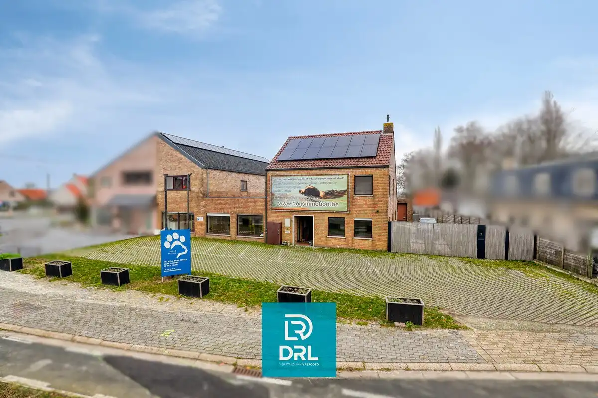 Luxe woning met binnenzwembad en afzonderlijke handelsruimte foto {{pictureIndex}}