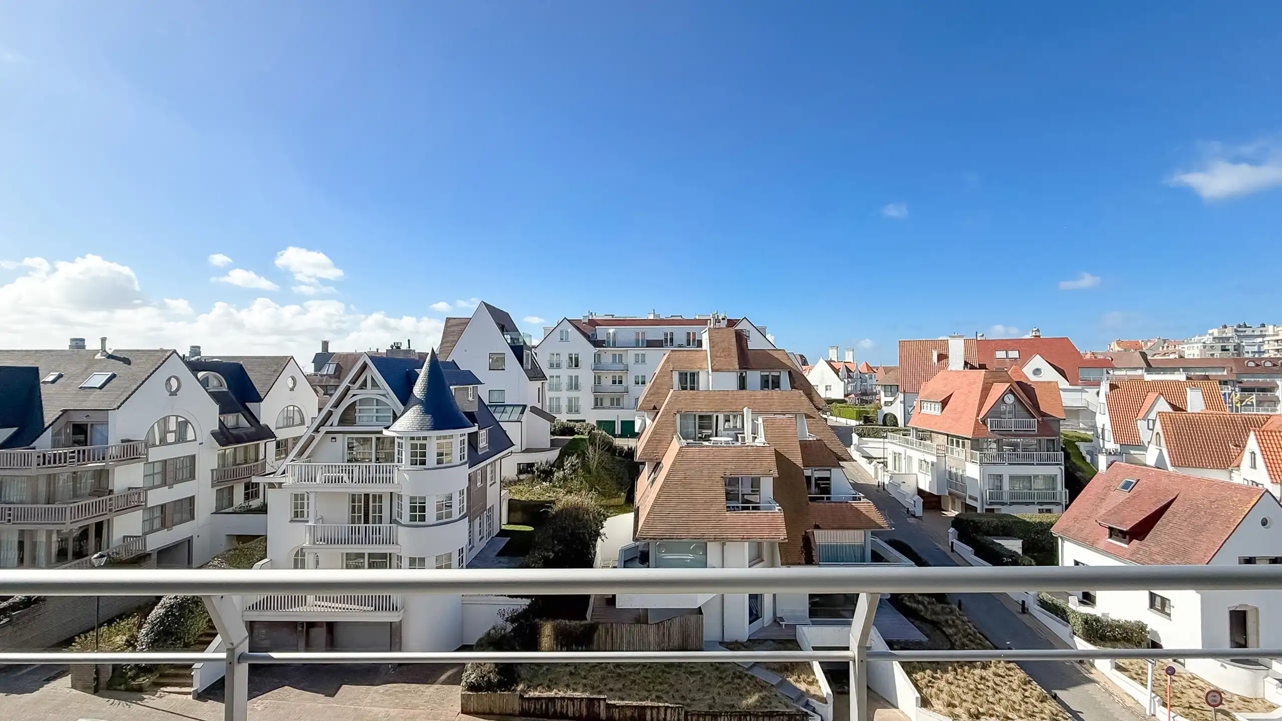 Lichtrijk appartement met terras en zeezicht in Duinbergen foto 2