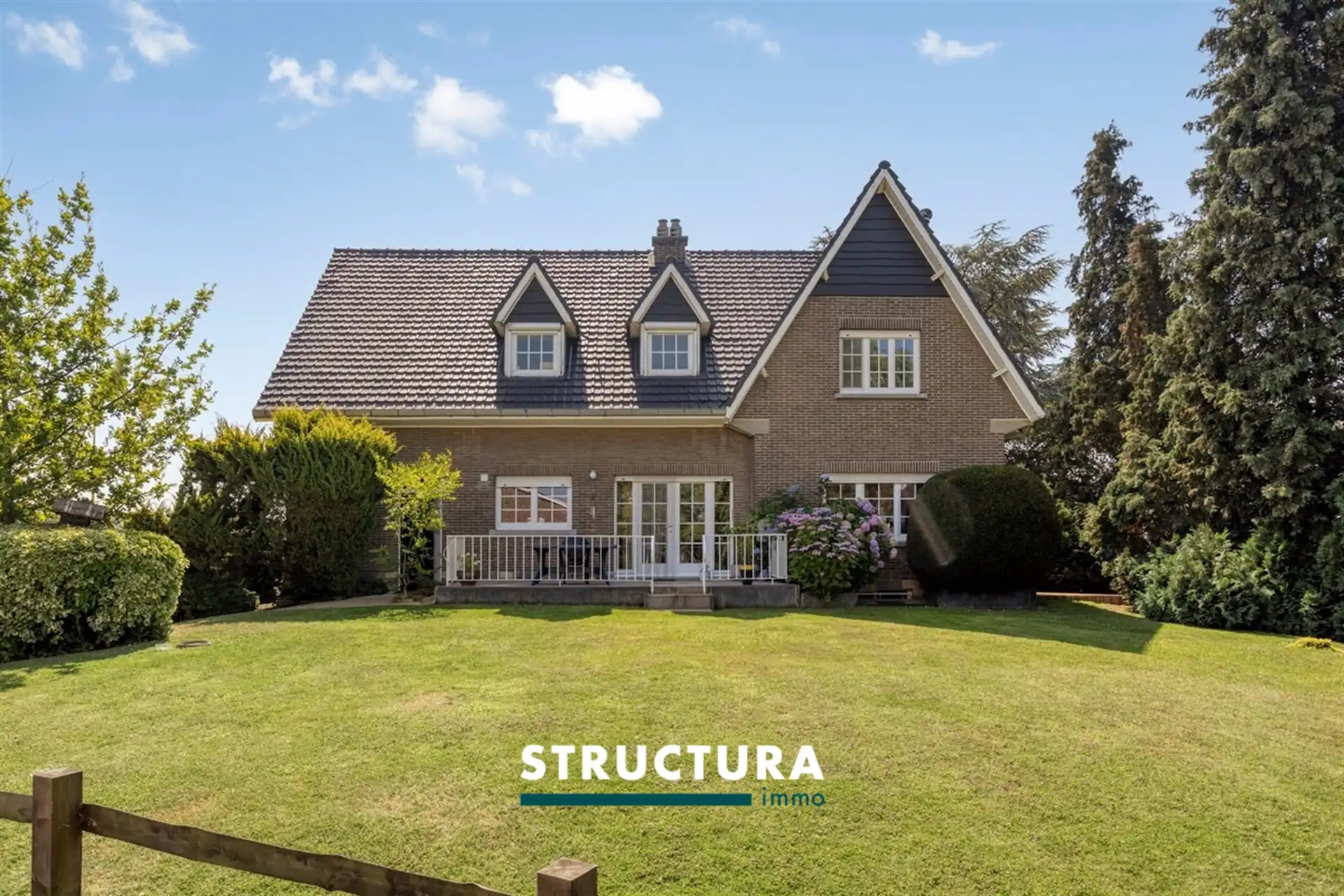 Villa met grote loods, omgeven door groen  foto 13