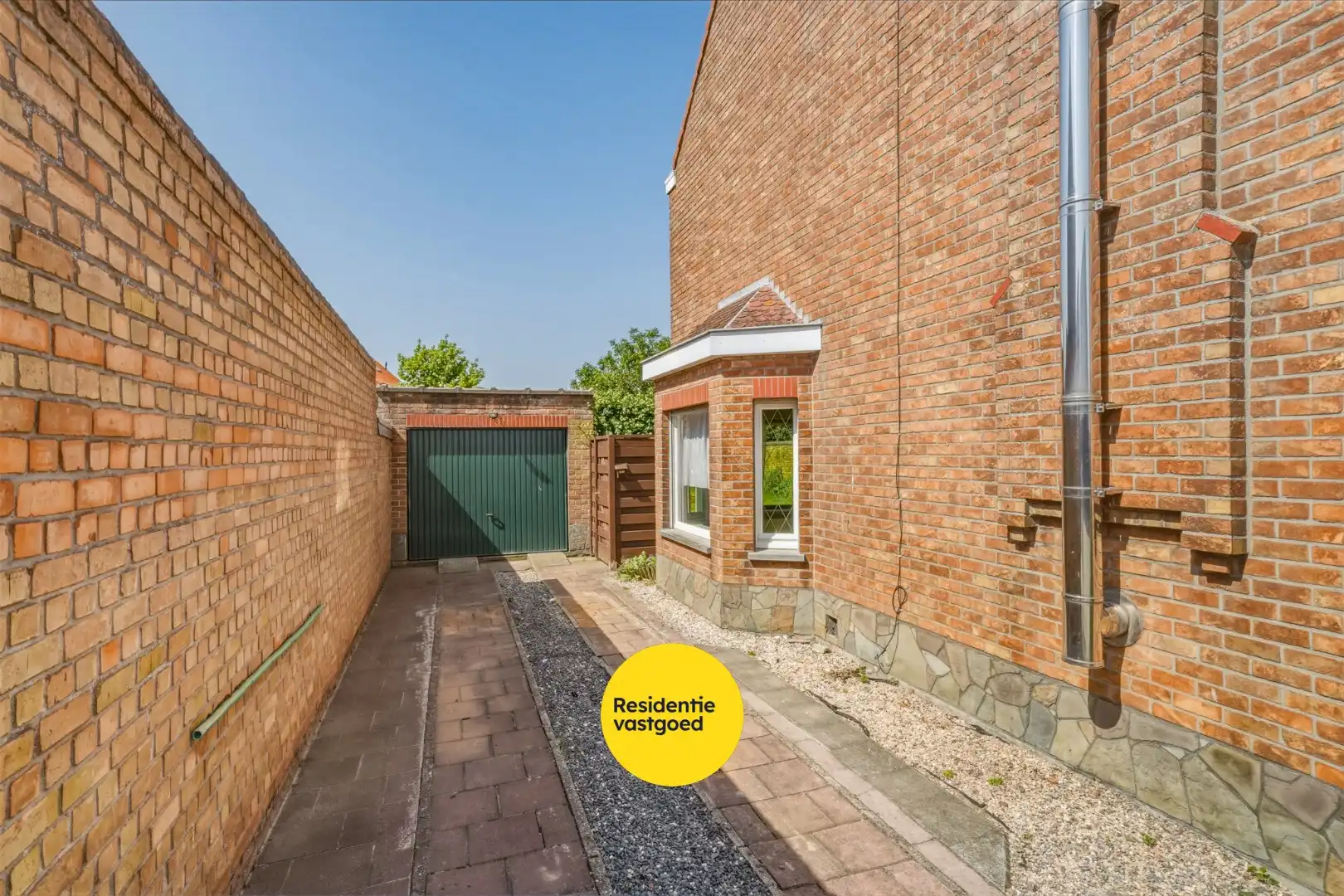 Ruime halfopen woning met 4 slaapkamers, tuin en garage foto 4