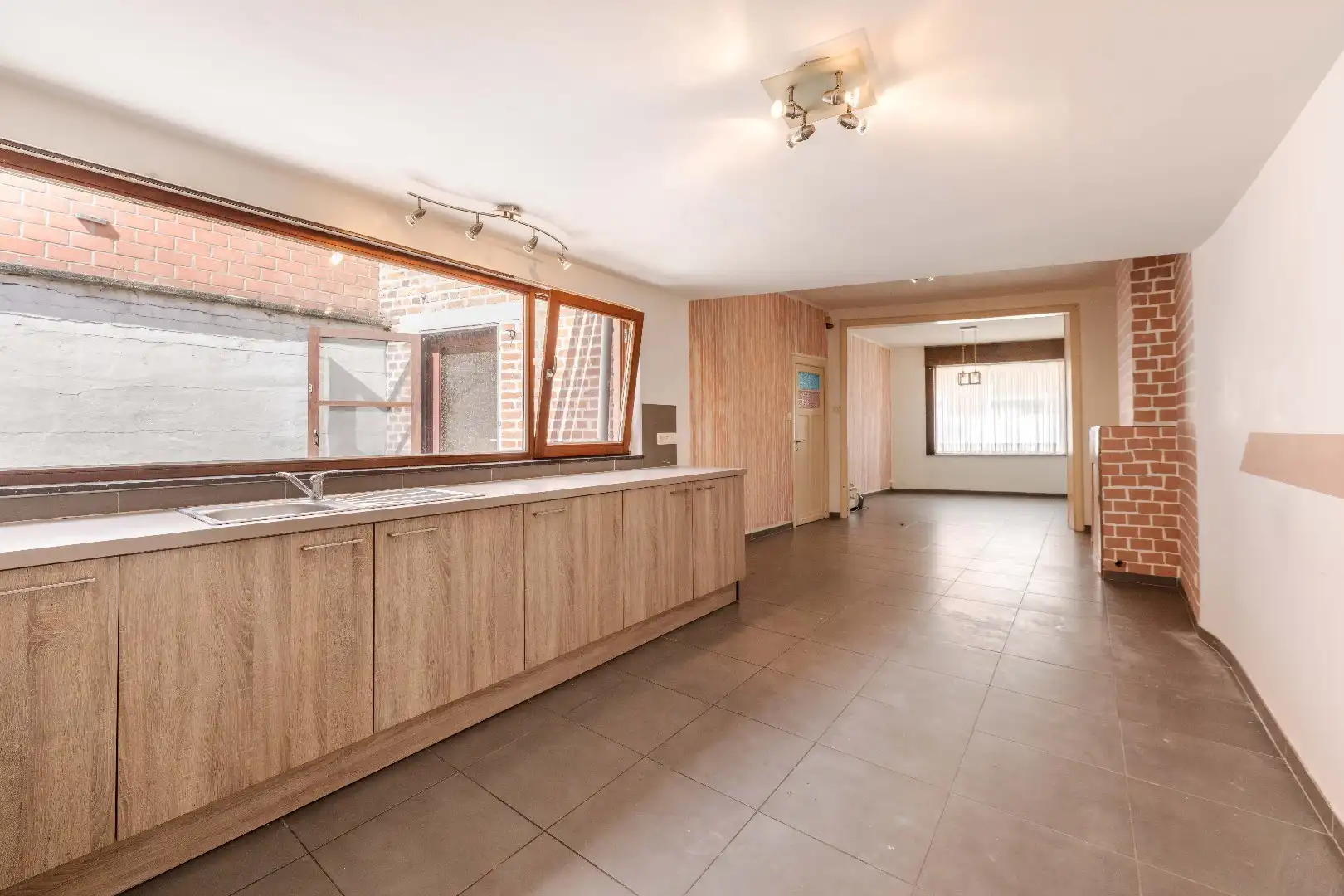 Te renoveren woning met tal van potentieel in centrum Aarsele foto 4